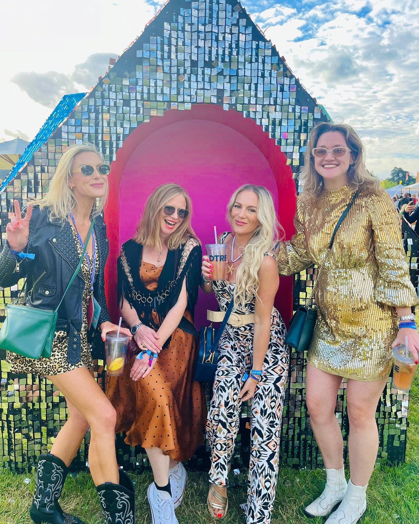 🪩 House Festival fun 💃🕺🏻🎪🦩 Thank you Mr. T ✨✨✨ @sohohouse P.S. Sorry @hunterboots I disappointingly did not give it enough wellie! 😂