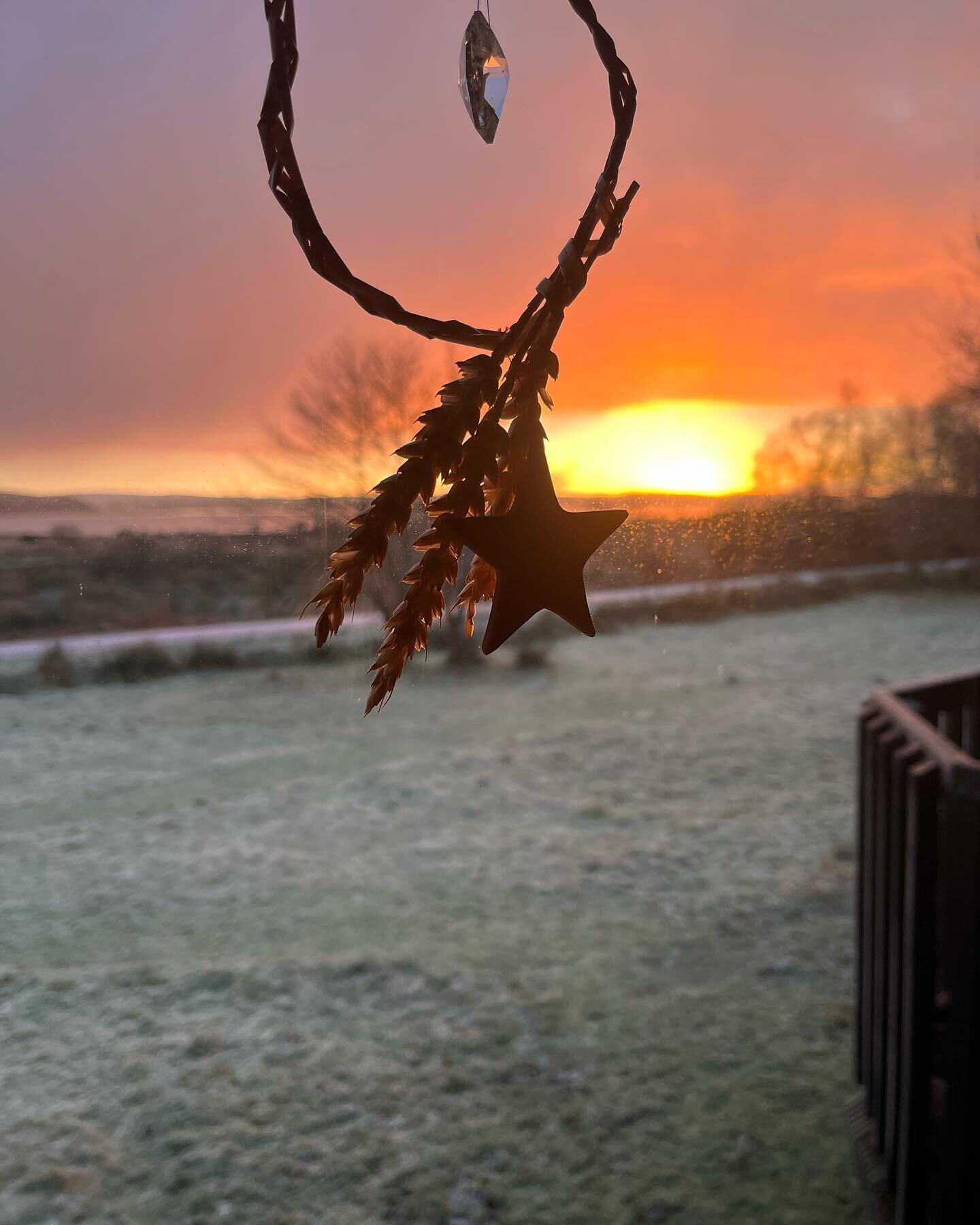 Ok, my windows are filthy&hellip;but wow what a sunrise 🌟