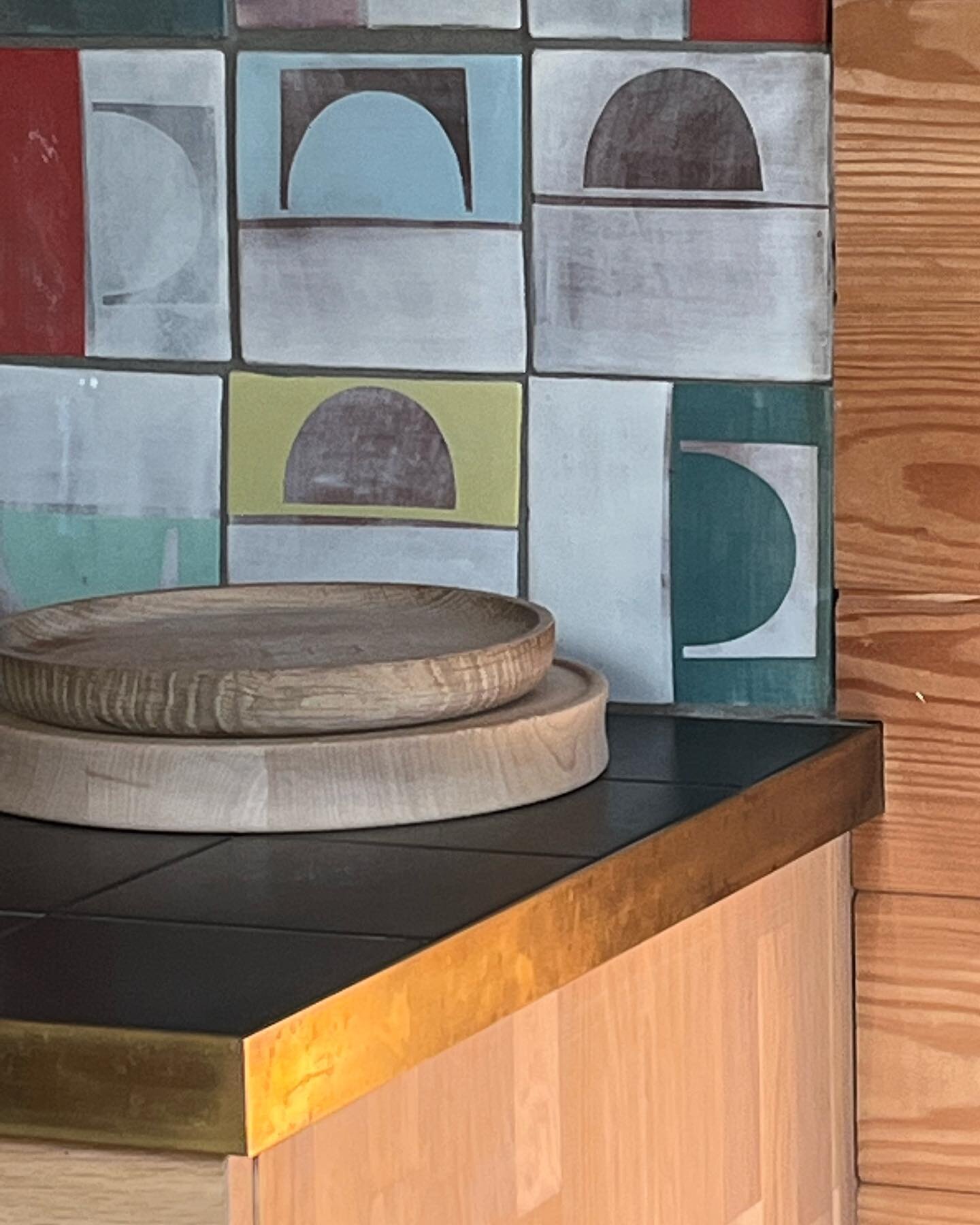 Oak plate and Maple chopping board. Gregor is happy to make commissions. Please contact Dreyworkshop.

@hayshedgallery 
@carryfarm 

#scottishwoodwork 
#choppingboard 
#woodplate 
#ceramictiles 
#interior