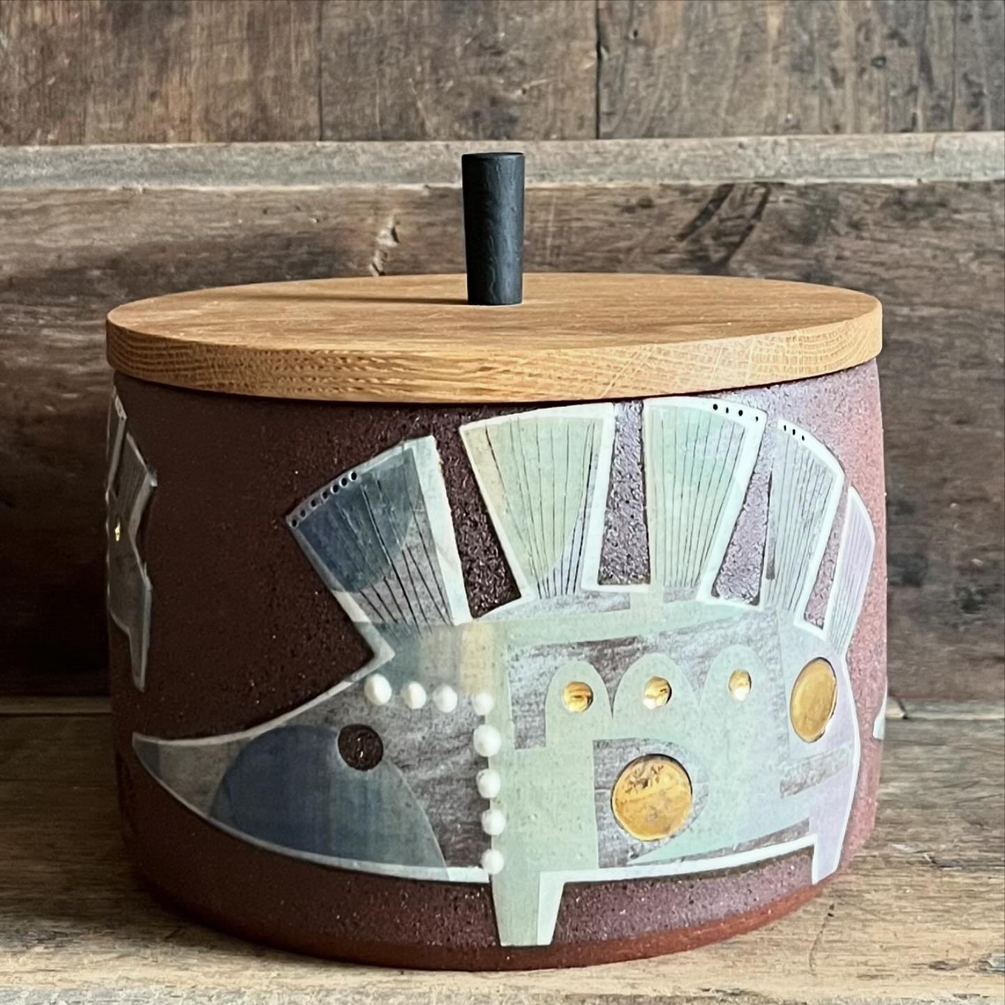 Oh I love a hedgehog, and they need our help. 
Our wedding cake was decorated with icing hedgehogs made by Gregor&rsquo;s mum 💚
This jar with oak lid is in our website shop. 
@thehedgehogsociety 

@thehedgehogsociety 

#hedgehog
#ceramic
#illustrati