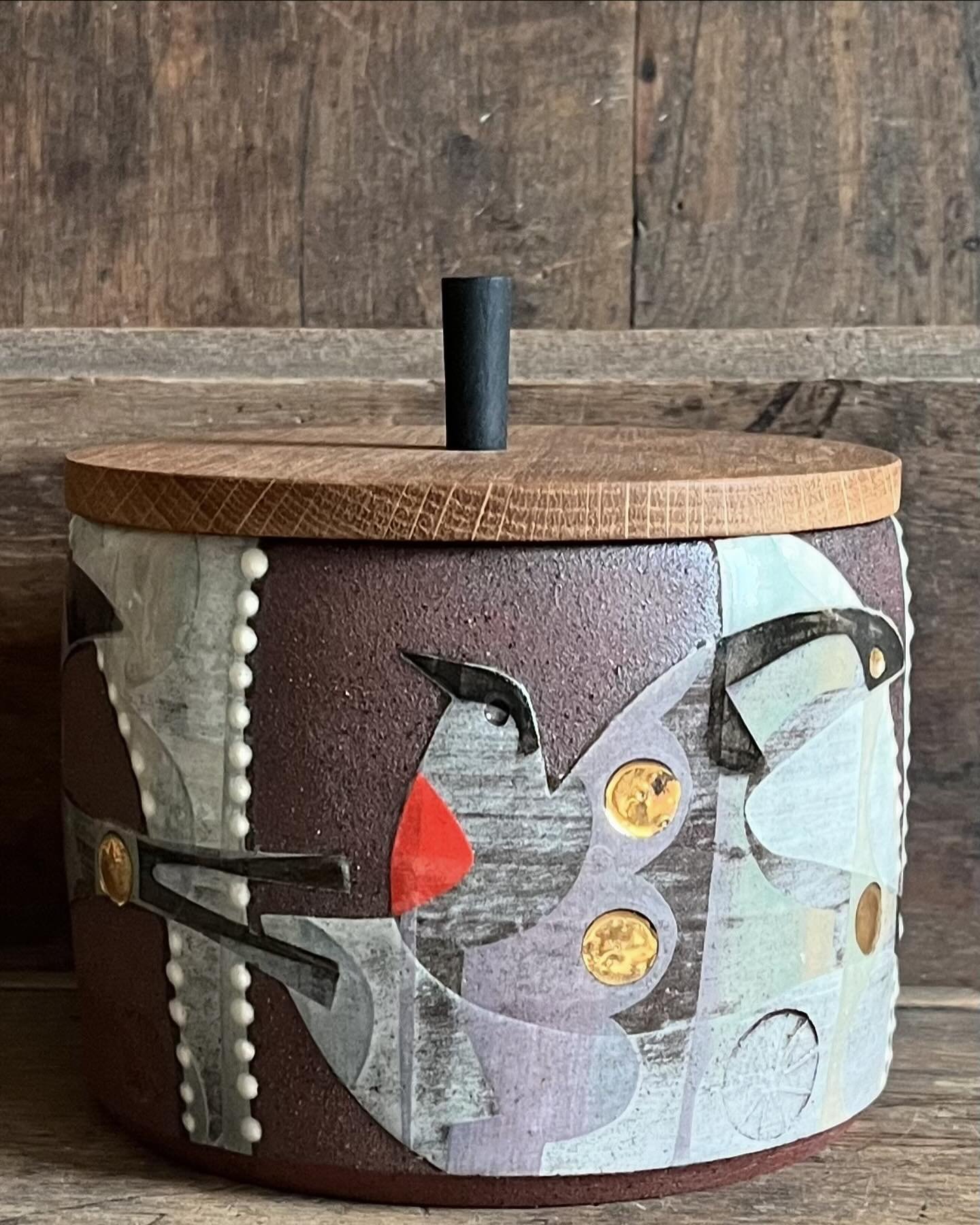 We had 4 baby swallows leave from their nest under our eaves to fly South for the winter. I&rsquo;m excited to see if they return to build their own nests next year. 

#swallow
#ceramicjar
#illustration
#folkart
#pottery
#midcenturymodern