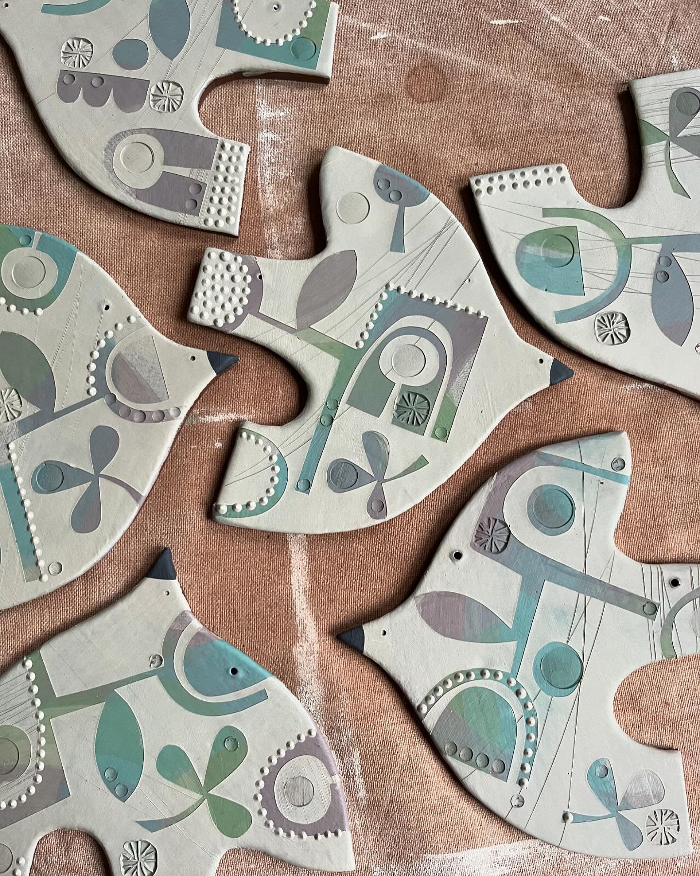 Birds of a feather flock together. Hanging birds under way. 

#ceramics
#pottery
#hangingdecoration 
#folkart
#mobile
#illustration