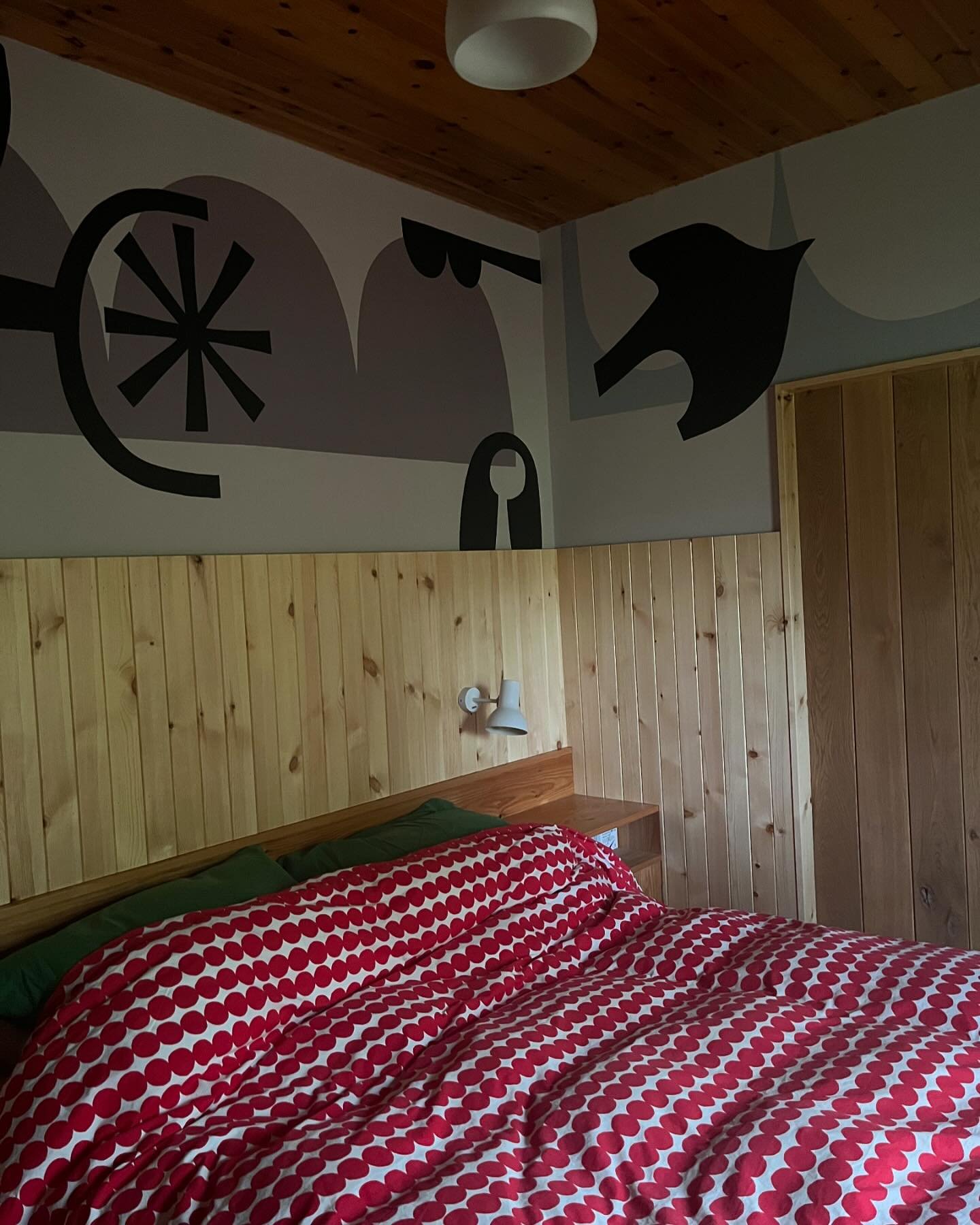 Which came first bedroom or jar?

#ceramic
#interiour
#mural
#folkart
#illustration