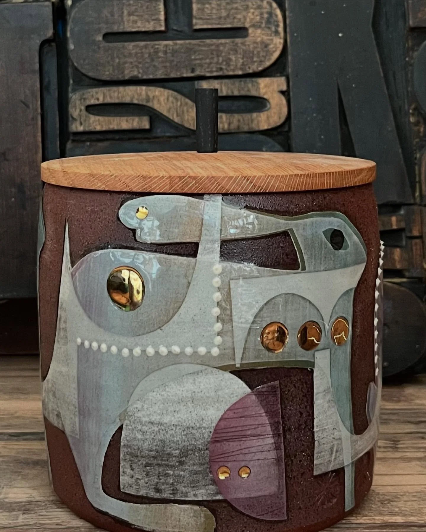 The little black handle on the lid of this &lsquo;hare&rsquo; jar is hand turned by Gregor and then ebonised using a vinegar and iron solution. This reacts with the tannins in the oak wood to produce a lovely black/purple colour.

#ceramic
#potteryja