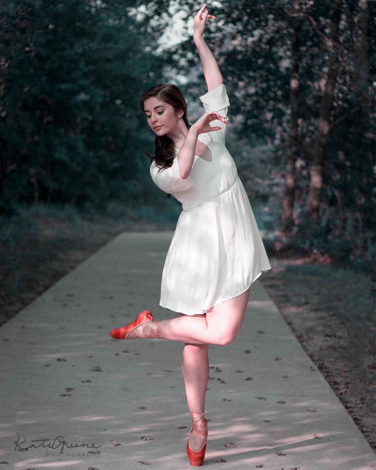 forever grateful for all the beautiful dancer friends i have at my disposal and their willingness to help me check off my top photography bucket list item- a shoot inspired by the visuals from the classic film the red shoes 
&bull;
featuring the ever