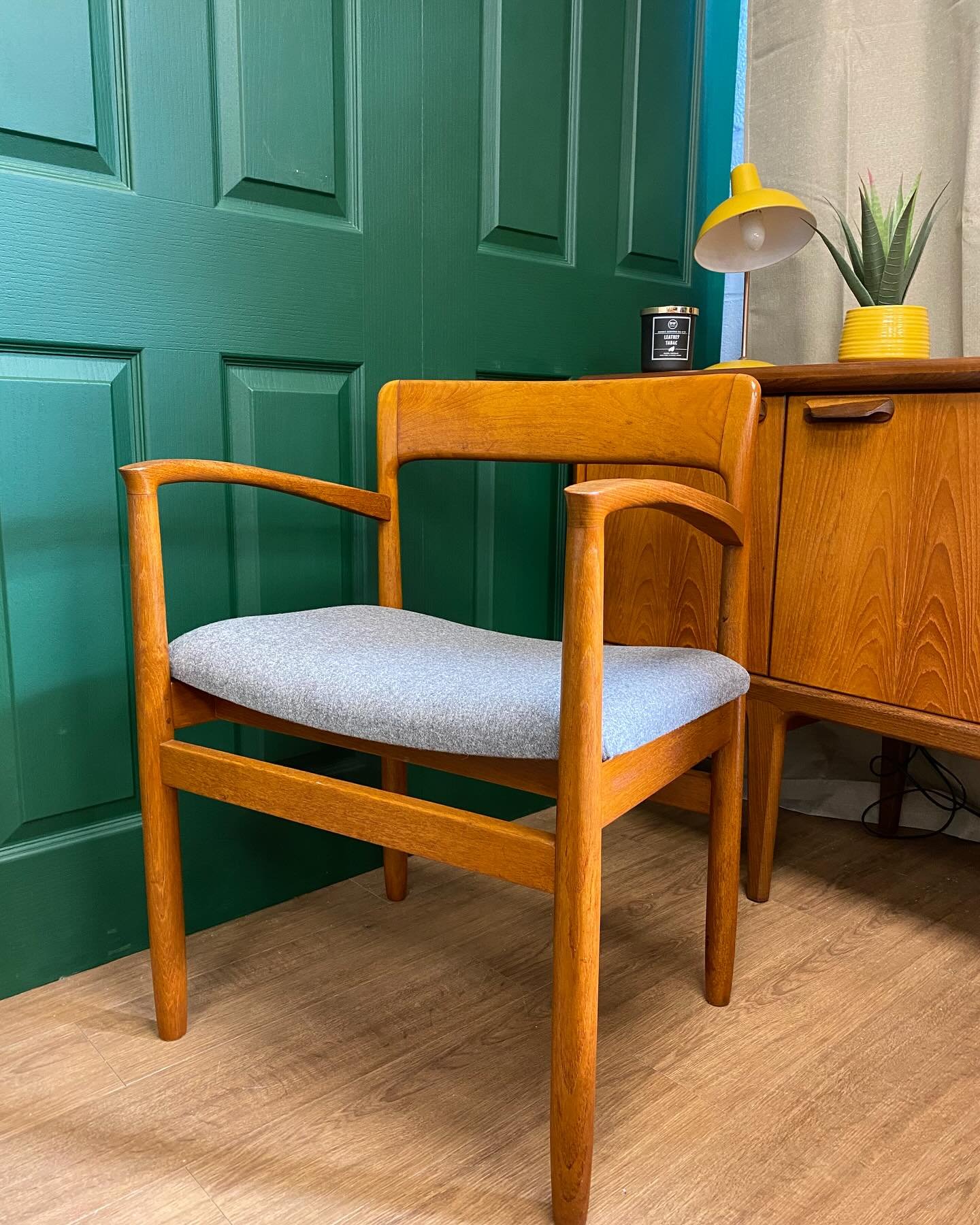 And I have this matching John Herbert carver chair, restored by me and reupholstered by @katiekateandco in this gorgeous grey woollen fabric. 

It could go with the table and chairs set or be used alone as an office, dressing table or occasional chai