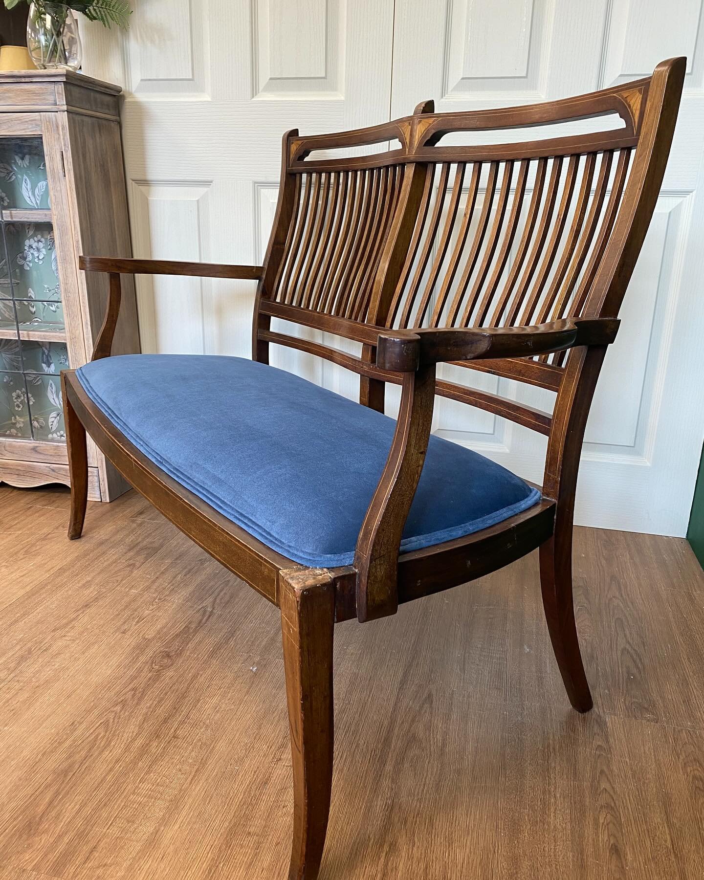 Two newly restored and reupholstered pieces in collaboration with @katiekateandco 

These two stunning antique love seats. One Edwardian, in inlaid mahogany, and the other from the Arts and Crafts era, in a beautiful solid oak. 

🏠 Viewing available