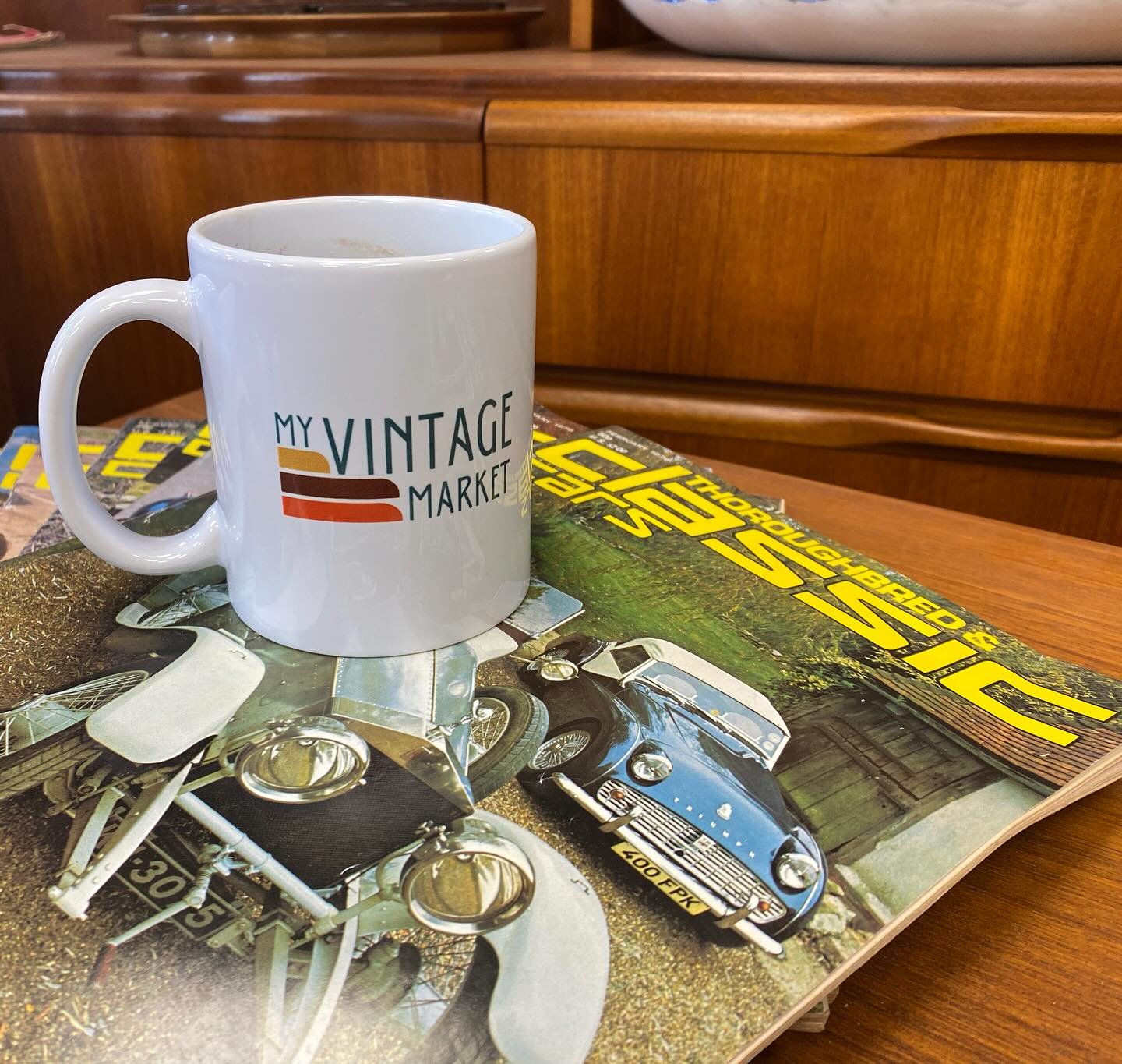 Just back from a client visit, having a quick cup of tea before I start on my commission work. Loving my new mugs ❤️

#vintageshop #vintagefurniture #bespokefurniture #houseclearance #downsizing #hertsbusiness #hertford #tewin #tewinhillfarm