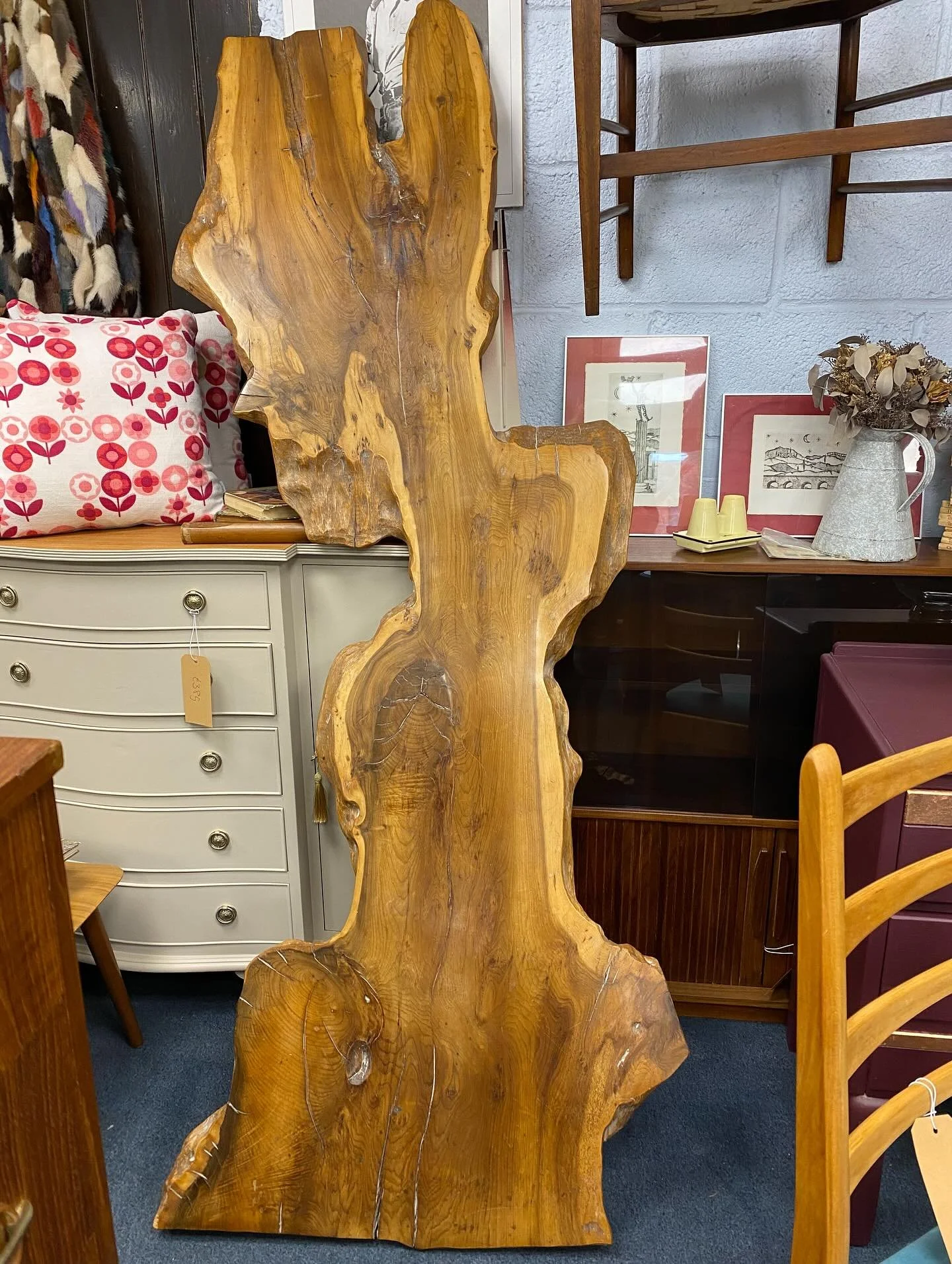 I&rsquo;m loving this mid century live edge yew coffee table by Reynolds of Ludlow. 

Need to fix/replace the legs and restore the wood then it will be looking for a new home. 

#myvintagemarket #vintageshop #antiqueshop #retroliving #vintagefurnitur