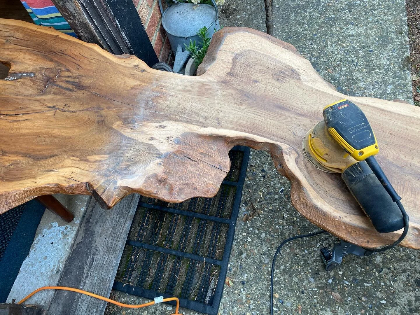 Restoration has started on this fantastic coffee table! 

#myvintagemarket #vintageshop #antiqueshop #retroliving #vintagefurniture #downsizing #downsizingseniors #decluttering #houseclearance #hertfordshirebusiness #hertfordshire #supportlocal #supp