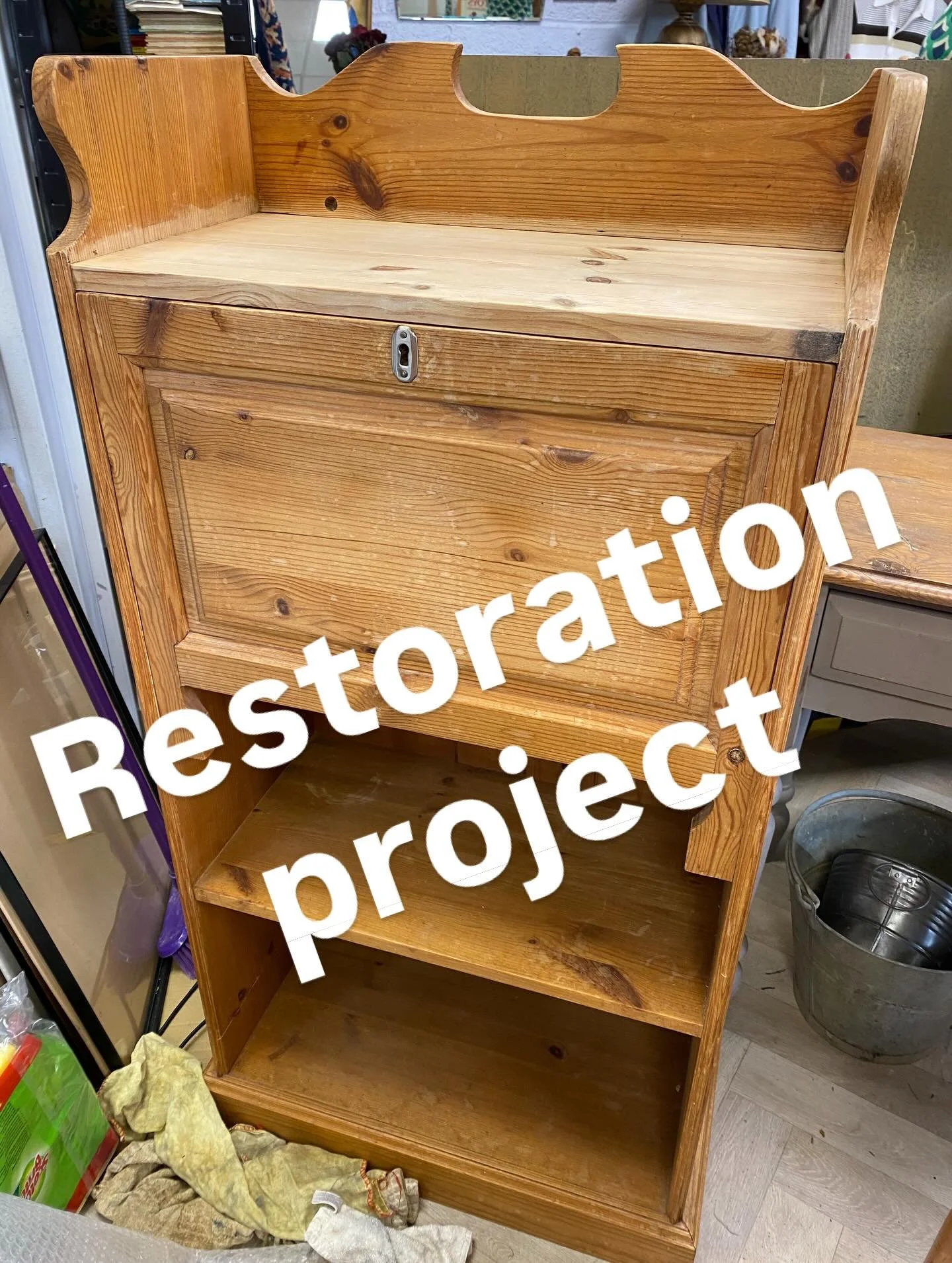 I have started work on this lovely Arts and Crafts pine bureau. I am stripping off the old varnish and will give it a lime wash and wax to rejuvenate. It&rsquo;s already looking so much better!

#furniturerestoration #artandcraftsmovement #antiquefur