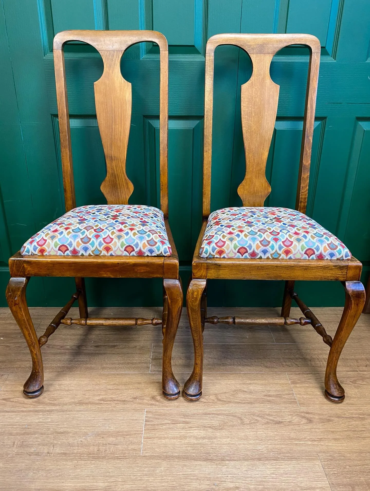 Another fab collaboration with @katiekateandco 

I&rsquo;ve restored the beautiful mahogany wood on these antique Edwardian Longhurst and Skinner chairs, and Katie has added a modern twist by reupholstering them in this striking geometric fabric.

On