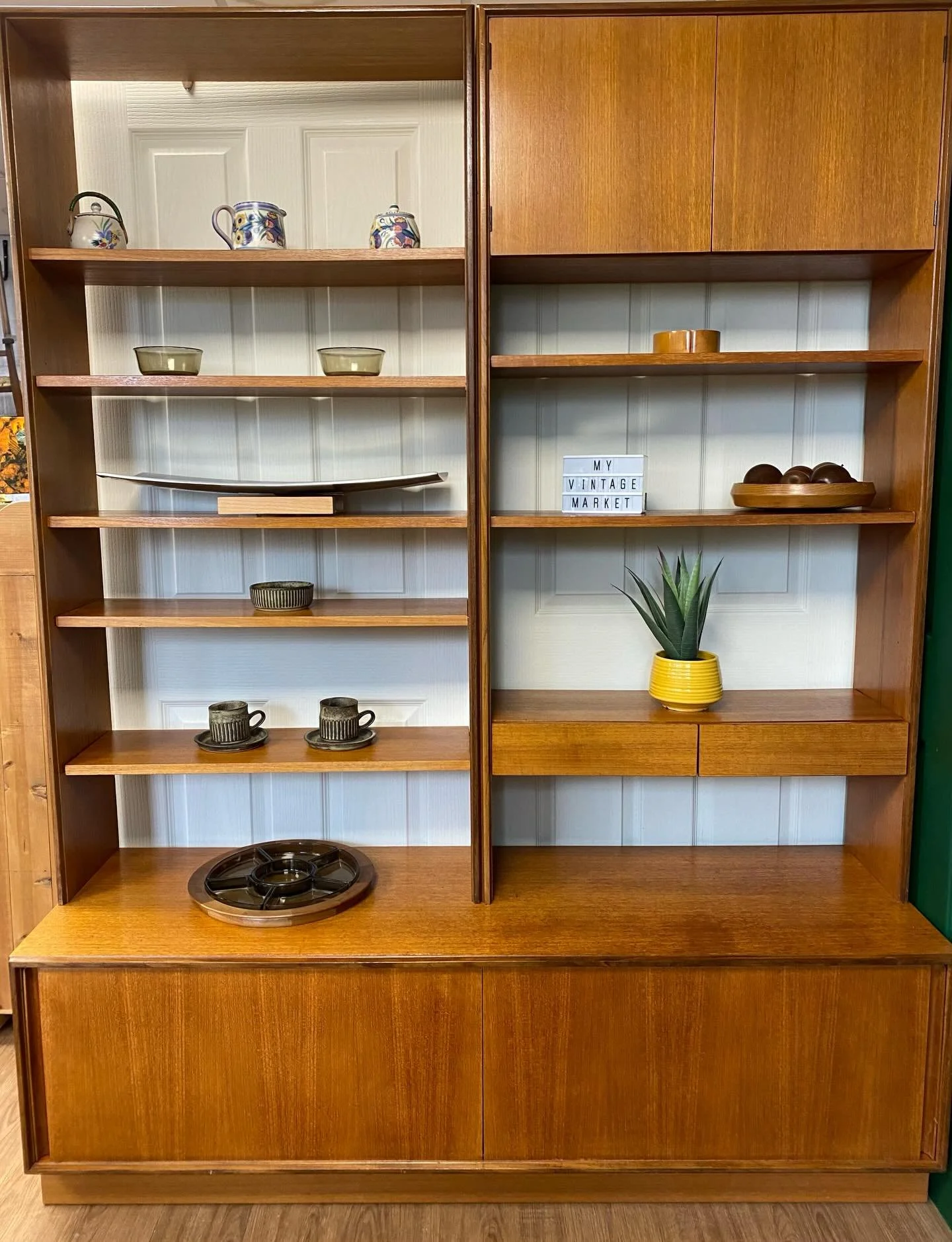 Fantastic mid century teak G Plan wall unit from the Form 5 range. Sleek and stylish with double sliding doors. Available to buy, link in bio

🏠 Viewing available at 5 The Smithy, Tewin Hill Farm, AL6 0LL

🚚 Delivery available 

📞 Contact me - 078