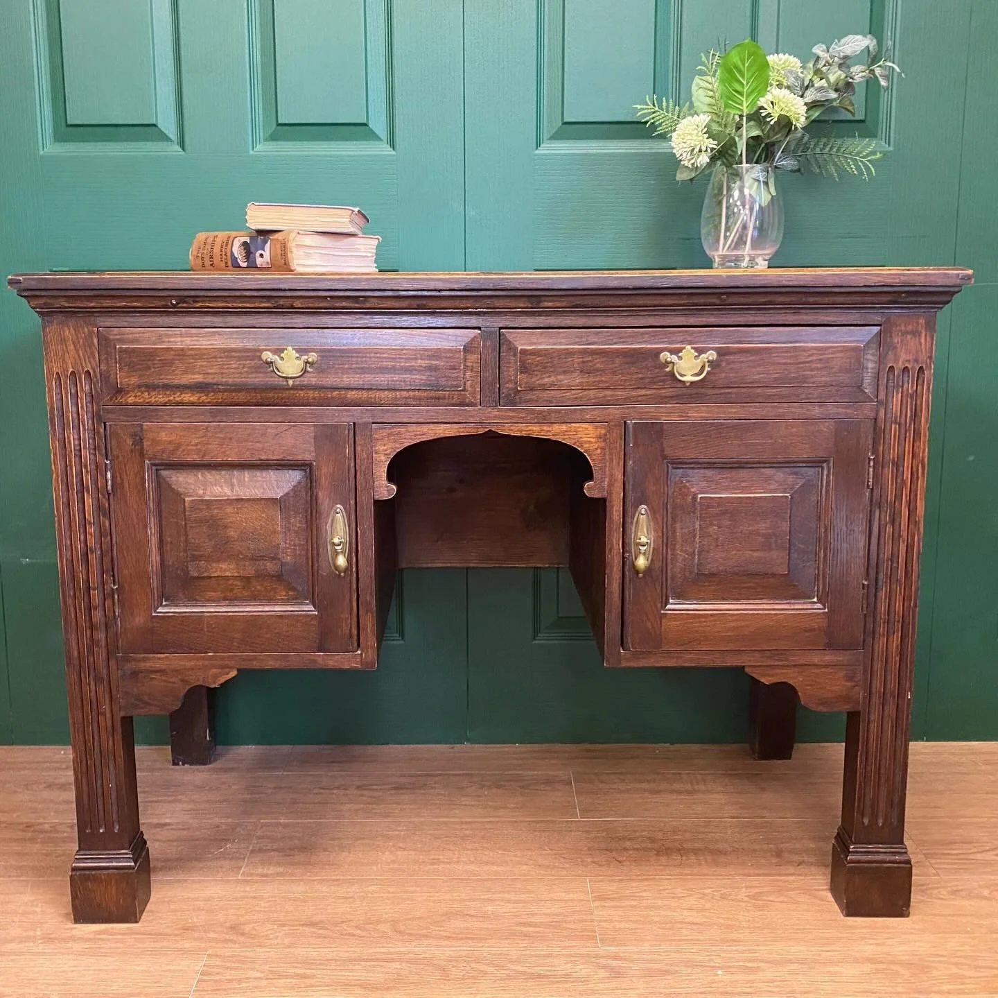 Newly listed, this gorgeous Edwardian solid oak ladies writing desk. Available to buy now, link in bio.

www.myvintagemarket.co.uk

🏠 Viewing available at 5 The Smithy, Tewin Hill Farm, AL6 0LL

🚚 Delivery available 

📞 Contact me - 07884432525 or