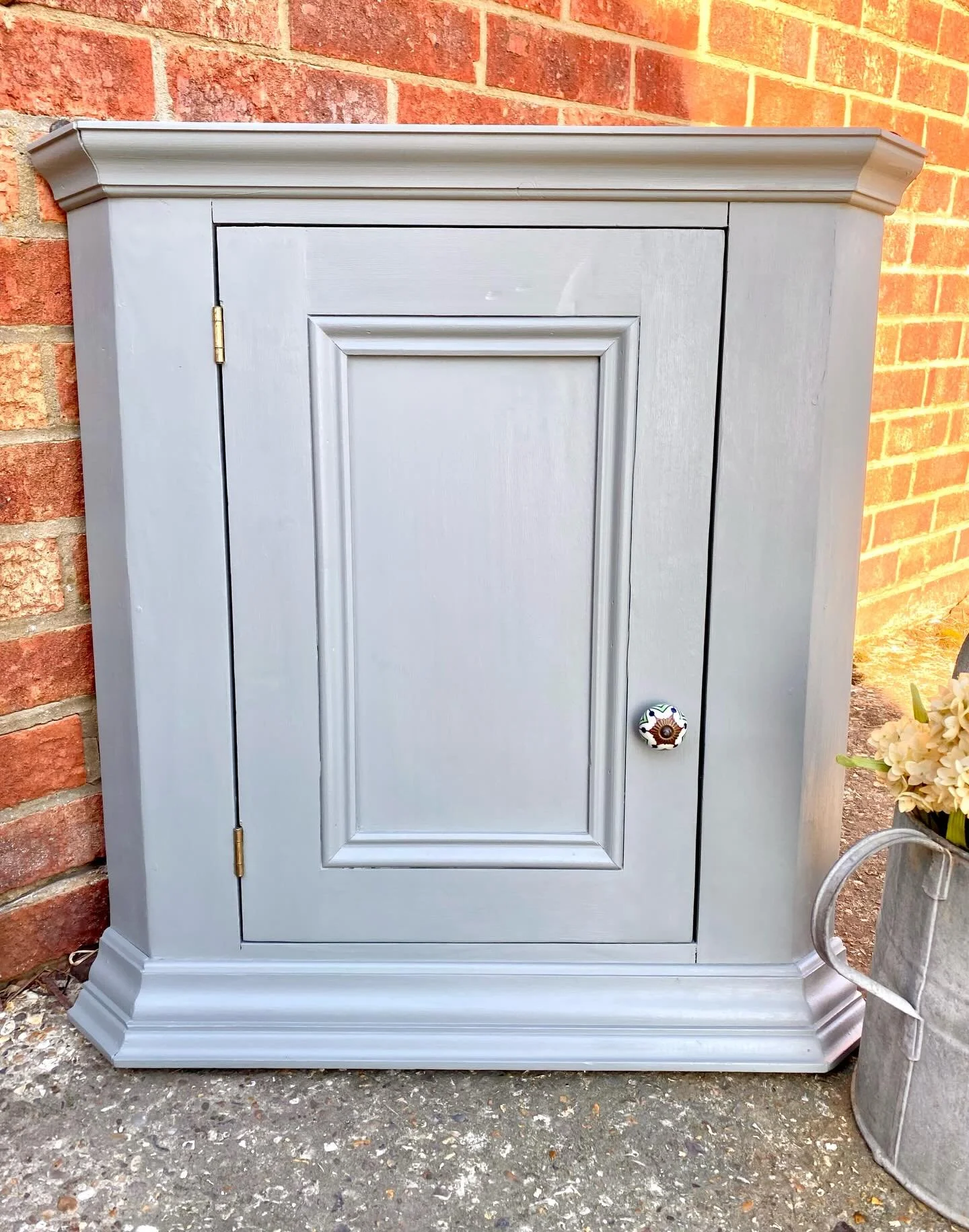 The finished piece! Vintage pine corner wall cabinet painted in sage green and finished off with a coordinating ceramic knob.

www.myvintagemarket.co.uk

🏠 Viewing available at 5 The Smithy, Tewin Hill Farm, AL6 0LL

🚚 Delivery available 

📞 Conta