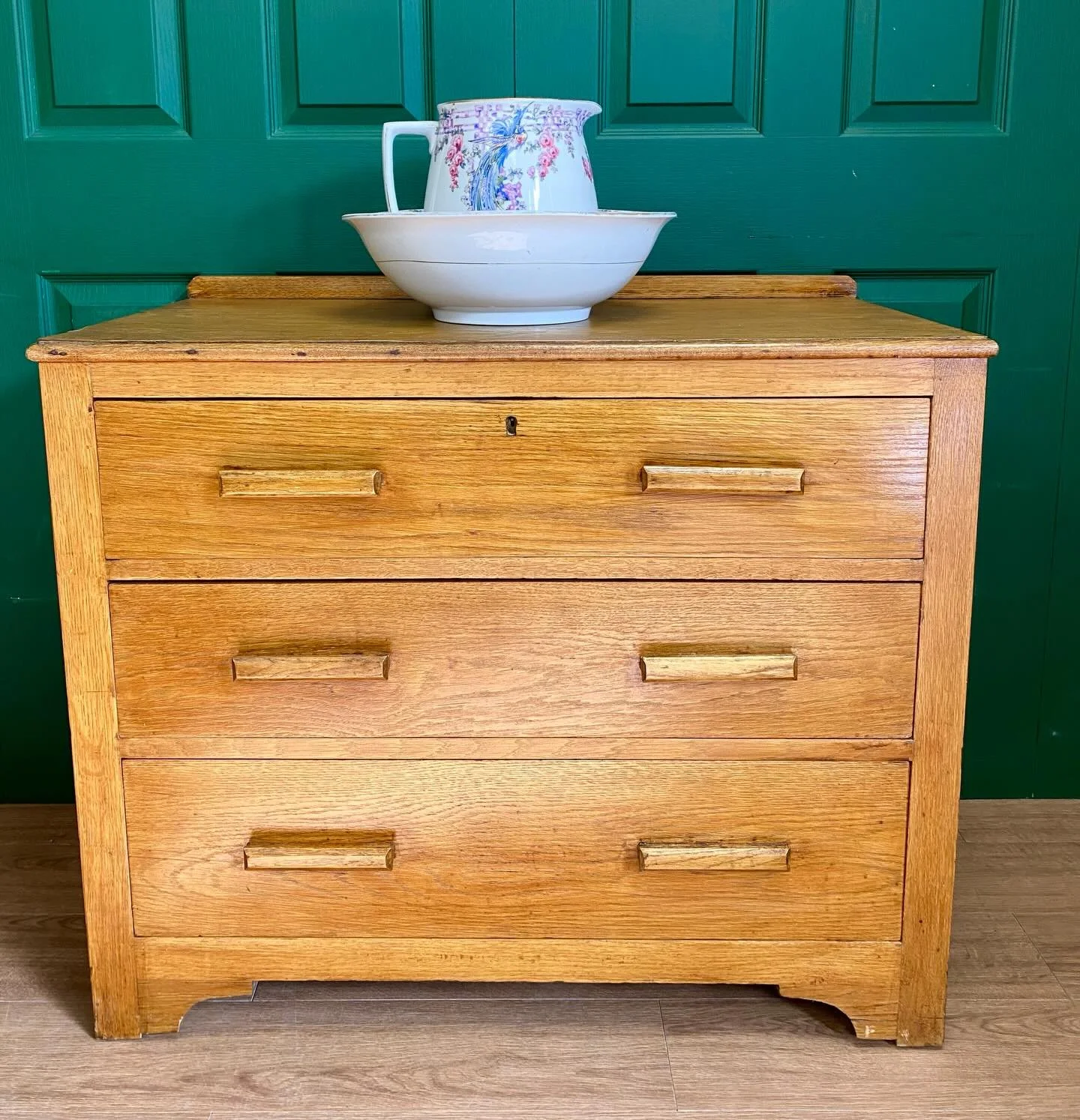New stock! 

Vintage 1940s utility ware oak chest of drawers 

www.myvintagemarket.co.uk

#myvintagemarket #vintagefurniture #hertfordshire