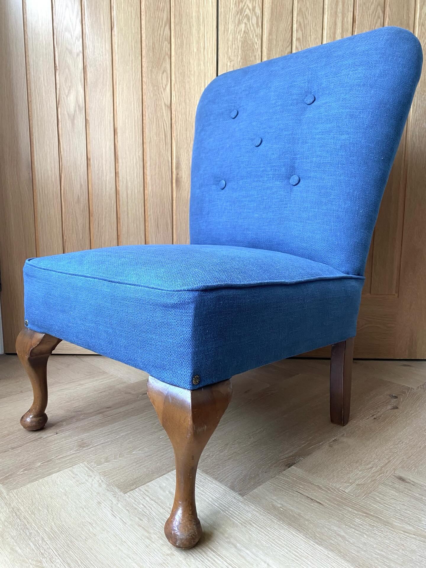 New stock! Another fabulous collaboration with @katiekateandco 

She has upholstered this Edwardian nursing chair in a beautiful blue chenille fabric with a button back, and piping around the seat, again showcasing her fantastic work 😊

www.myvintag