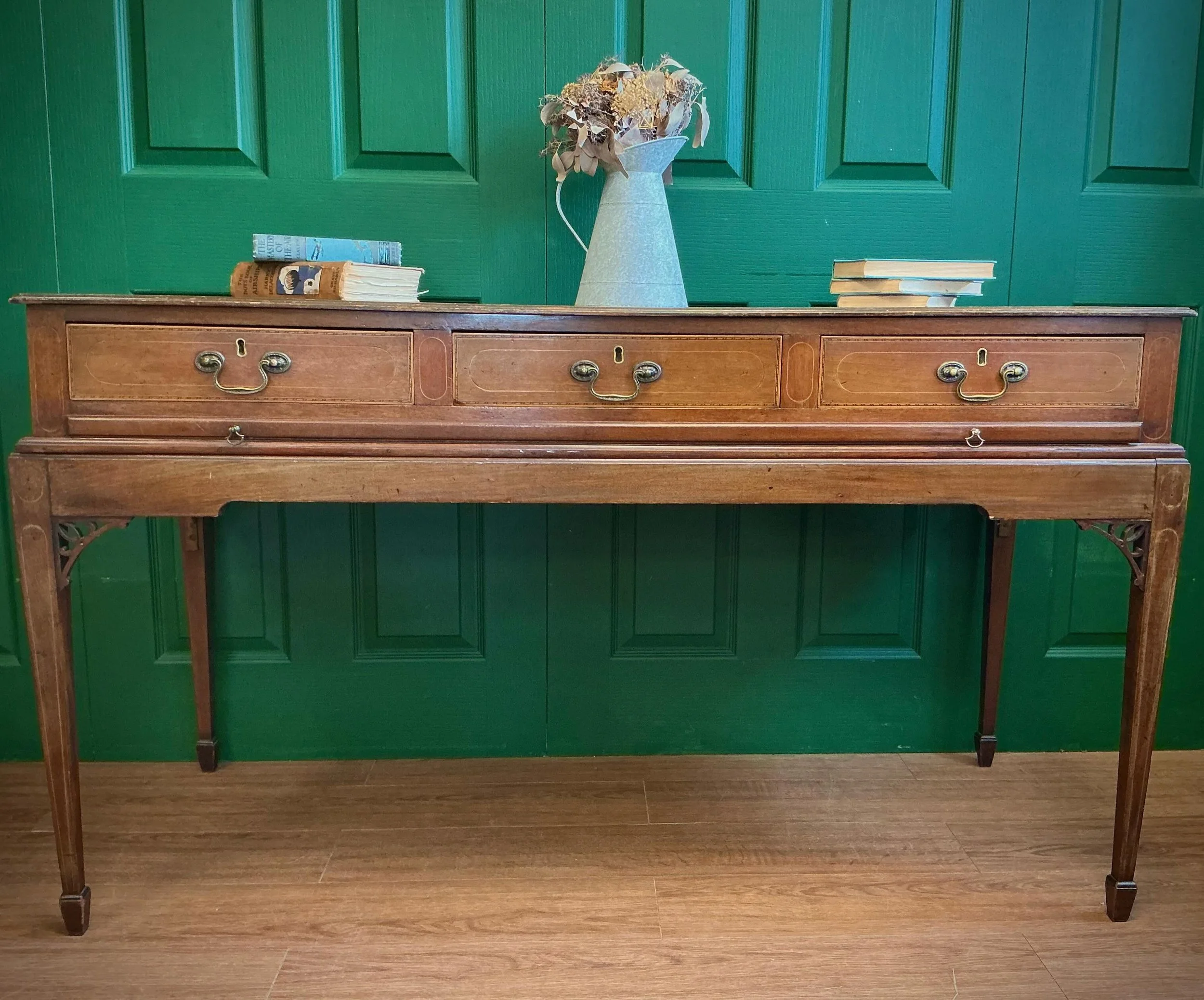 New in - antique Georgian inlaid mahogany ladies pull out writing desk

www.myvintagemarket.co.uk

5 The Smithy, Tewin Hill Farm, Tewin

#antiqueshop #myvintagemarket #hertfordshire