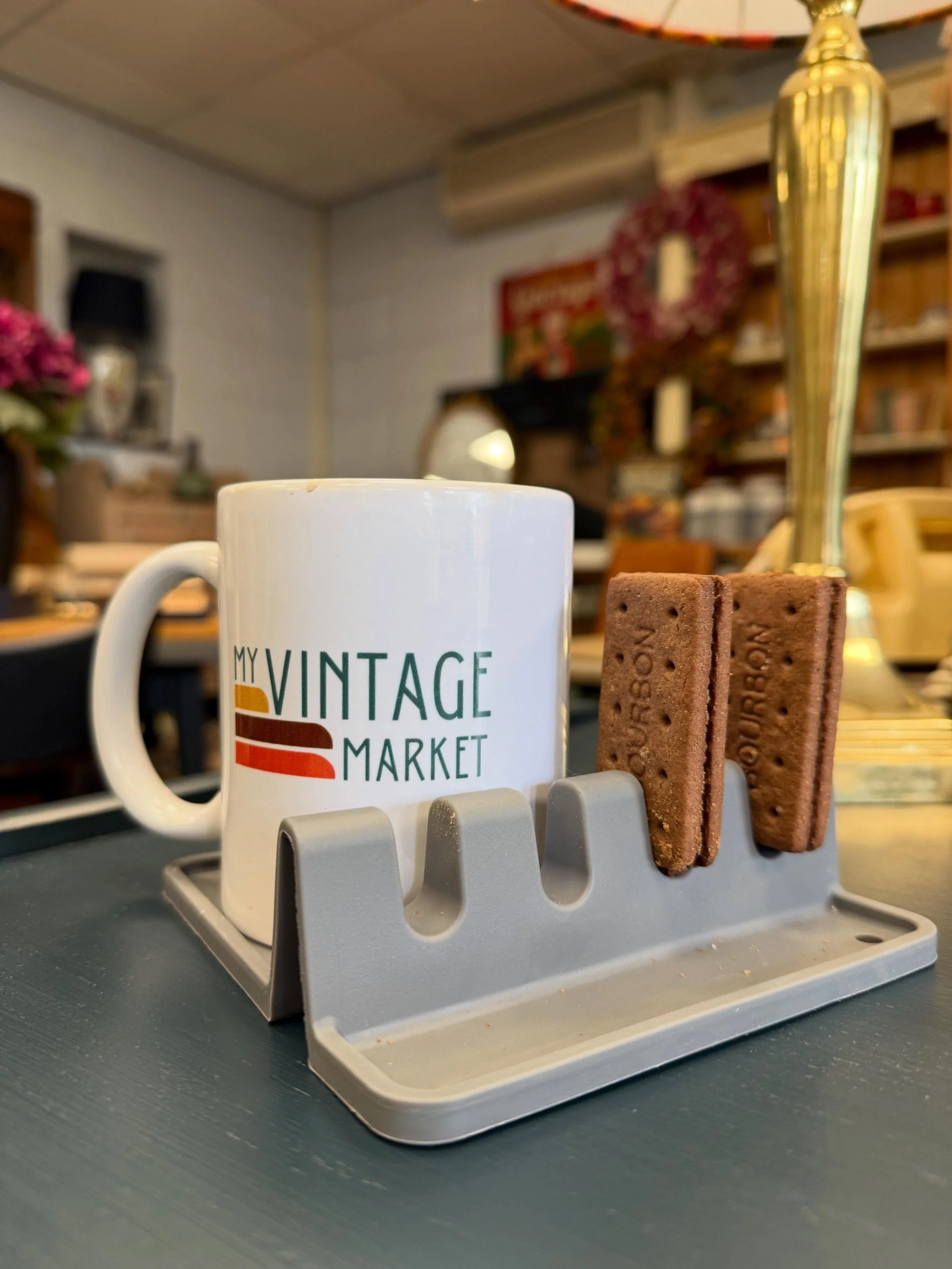 My friend bought me this paintbrush holder for my shop, I think it works better as a tea and biscuit holder 😊☕️🍪
