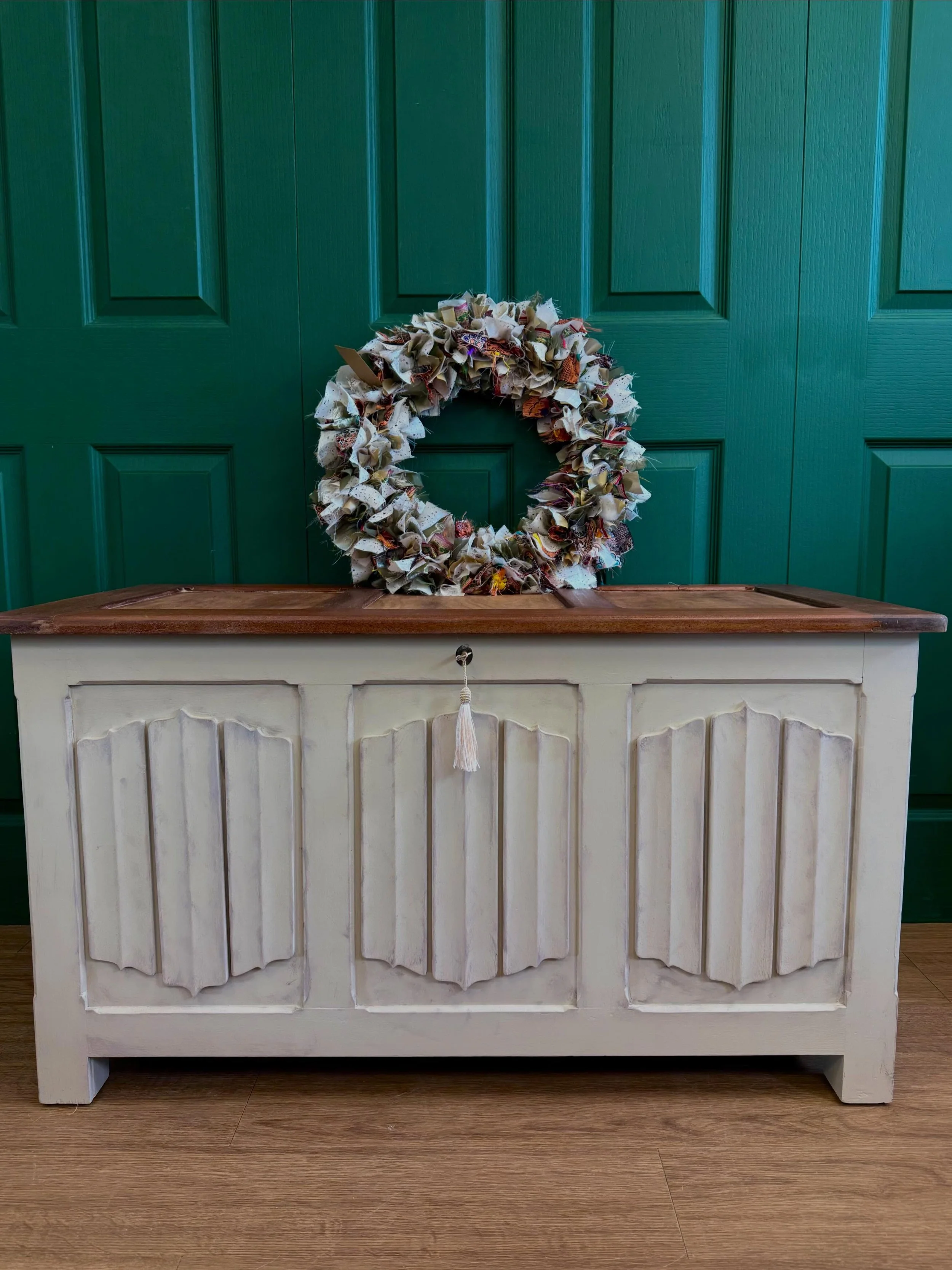 New Stock!

This refurbished vintage Old Charm style carved blanket box/trunk. Has been painted in a rich natural cream with dark wax added to enhance its design features. 

www.myvintagemarket.co.uk

🏠 Viewing available at 5 The Smithy, Tewin Hill 