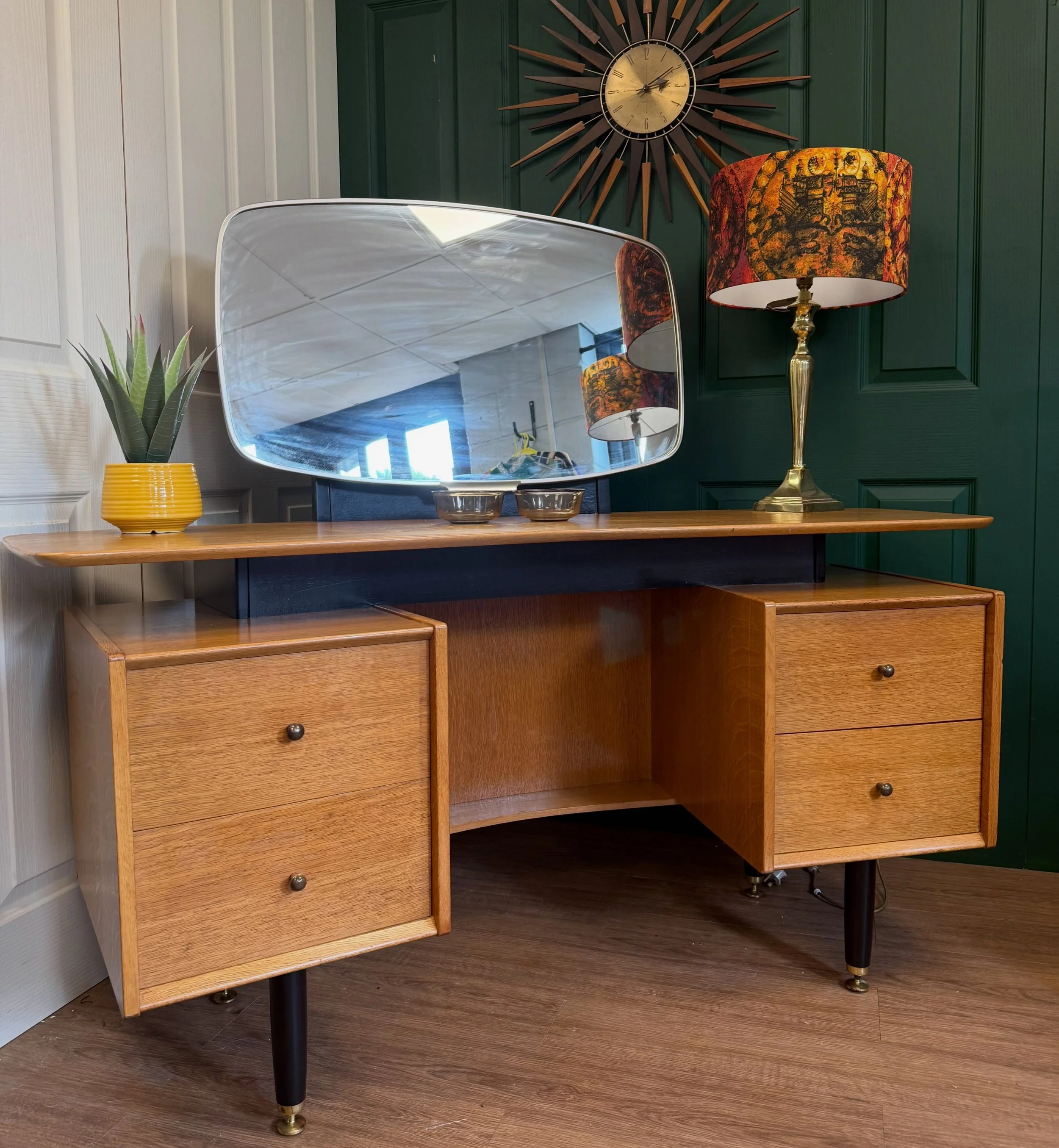 And another fabulous piece coming soon. This mid century G Plan Librenza curved dressing table&hellip;..

www.myvintagemarket.co.uk

#gplan #vintageliving #midcenturymodernhome #hertfordshirebusiness