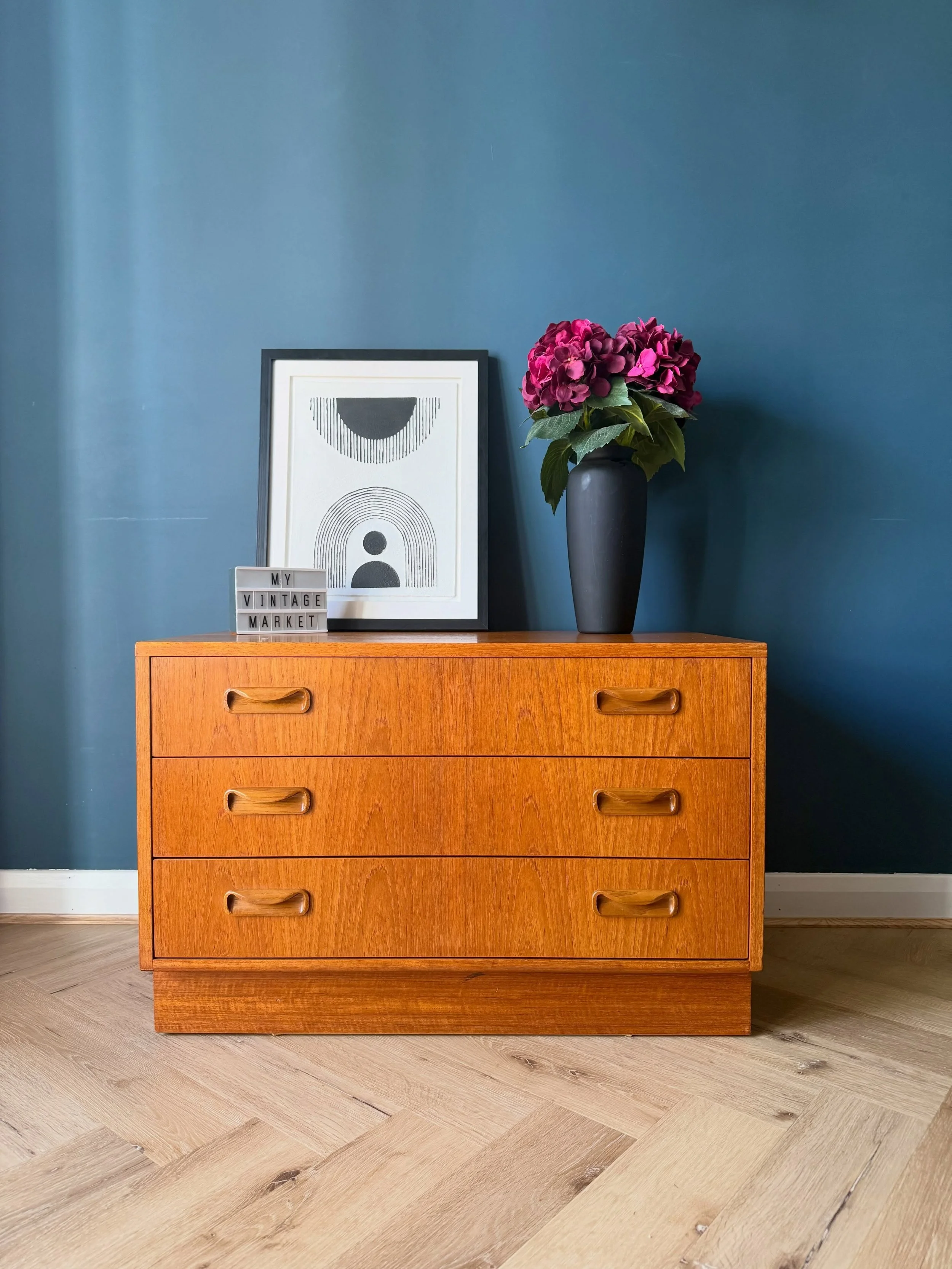 Finishing the week on this mid century theme. This simple timeless G Plan chest of drawers is both stylish, practical and versatile. Has been fully restored and is ready to be loved for many more years. 

www.myvintagemarket.co.uk

#gplan #teakfurnit