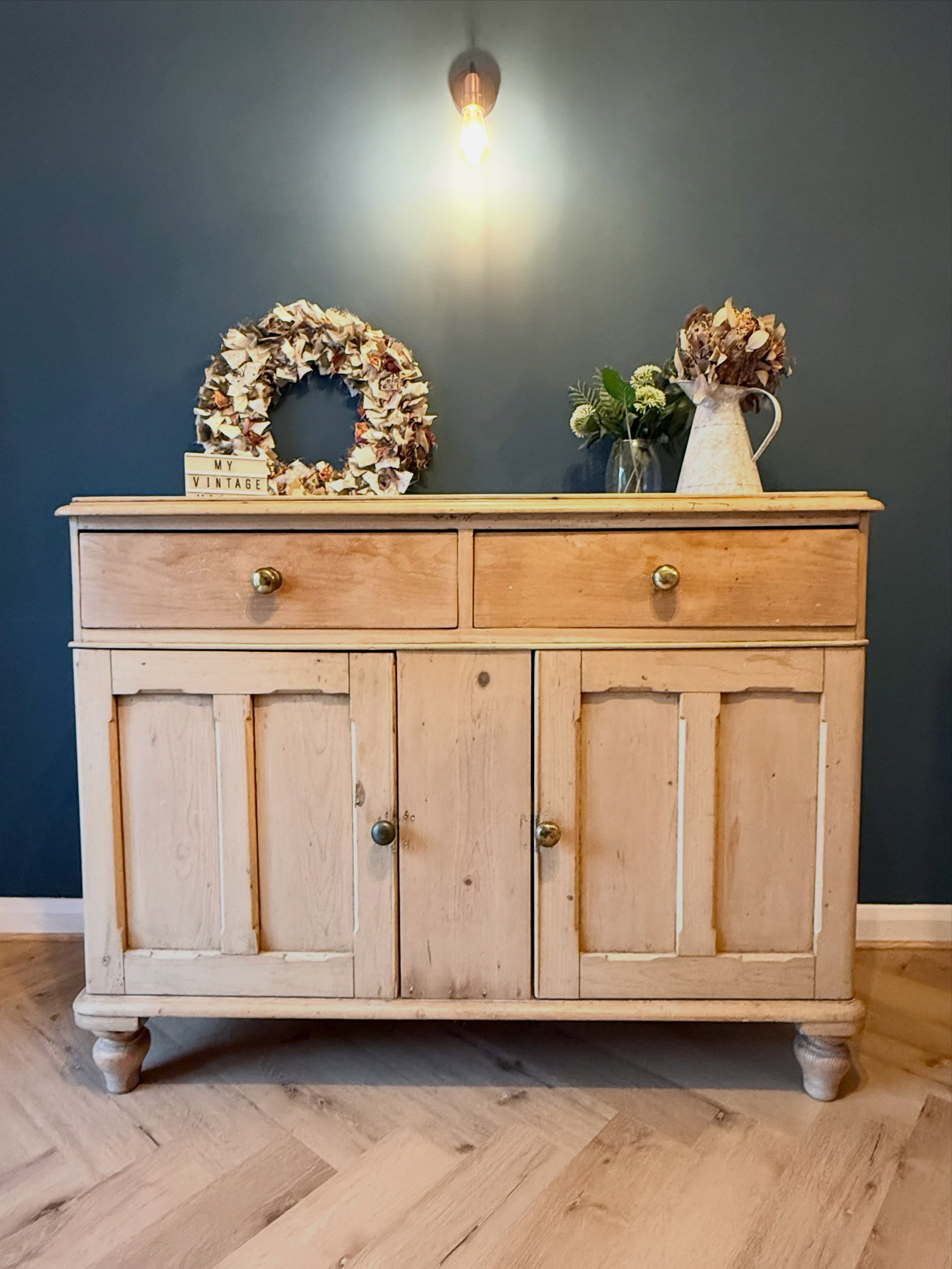 Coming soon!

This fabulous Victorian pine sideboard dresser. Could be used as a dresser or without the top as a sideboard. Oozing antique rustic charm. 

I&rsquo;m still working on it so please DM me for more details.

www.myvintagemarket.co.uk

#vi