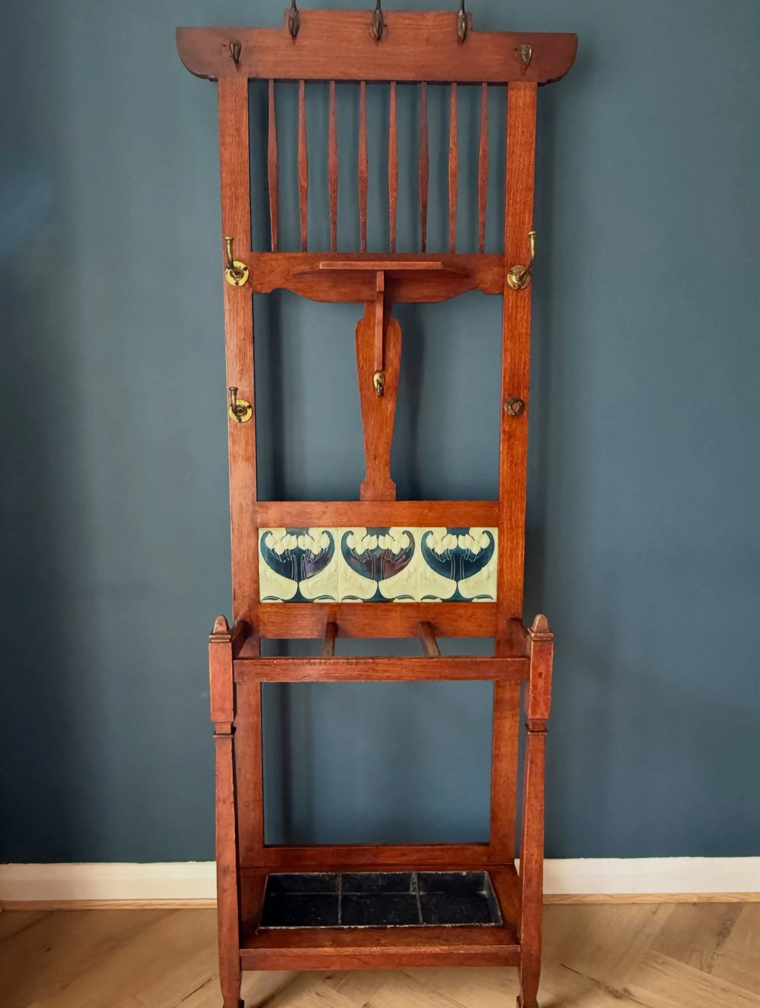 Three stunning antique pieces I am selling for a client. This Edwardian mahogany tile back hat stand. Now available&hellip;

www.myvintagemarket.co.uk

#antiquefurniture #edwardianhouse #hertfordshirebusiness