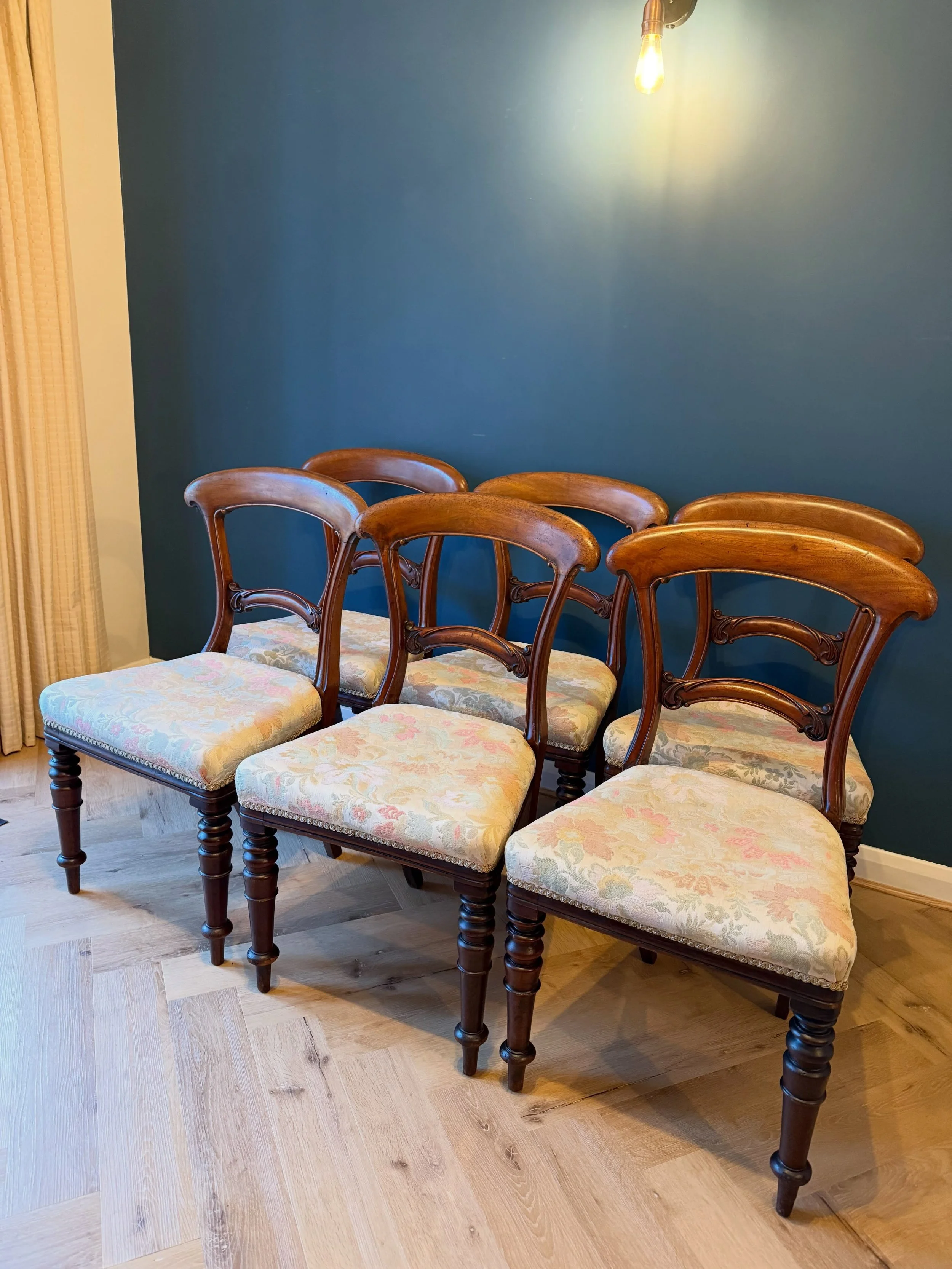 I absolutely love these Victorian mahogany balloon back dining chairs. Selling for a new client. More to come&hellip;

www.myvintagemarket.co.uk

#antiquechairs #victorianhome #myvintagemarket