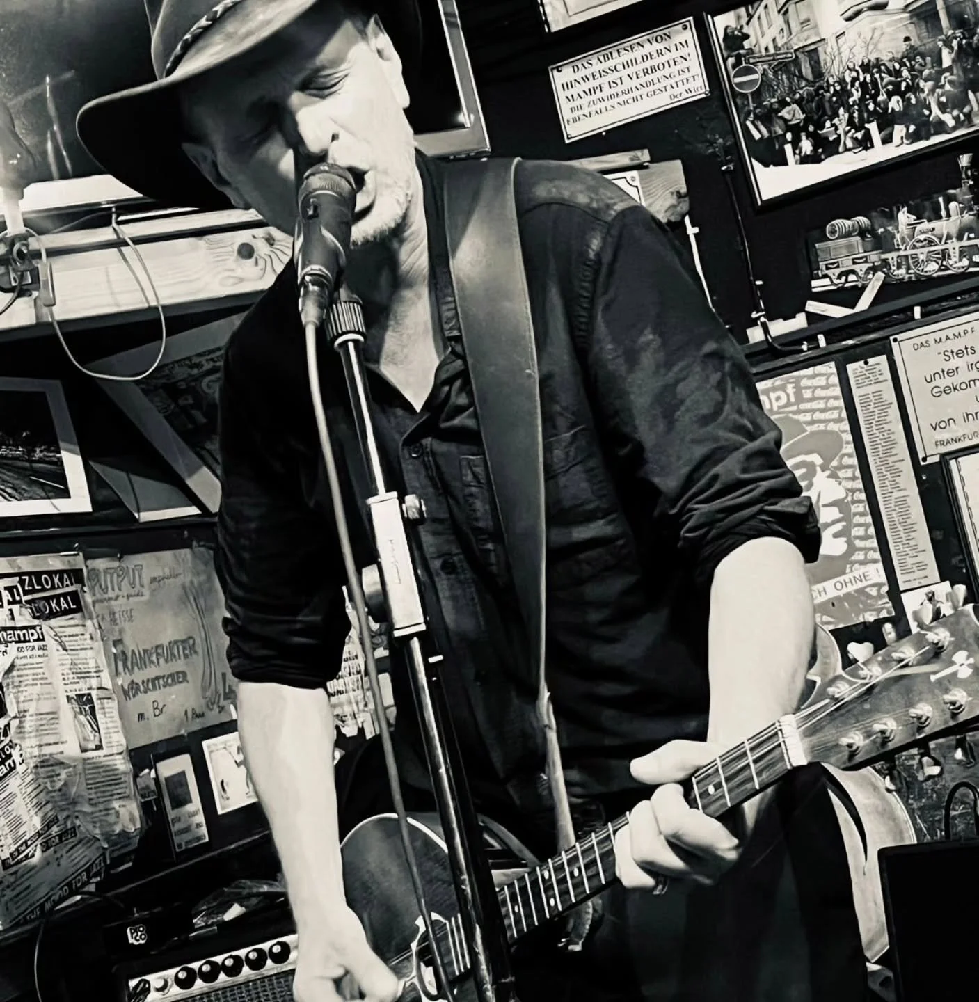 Thanks to everyone who made it down to the @mampf_frankfurt yesterday & Stefan for the pictures 
@maekkelae 
#folknoir 
#bwphotography 
#frankfurtammain 
#europeantour2025