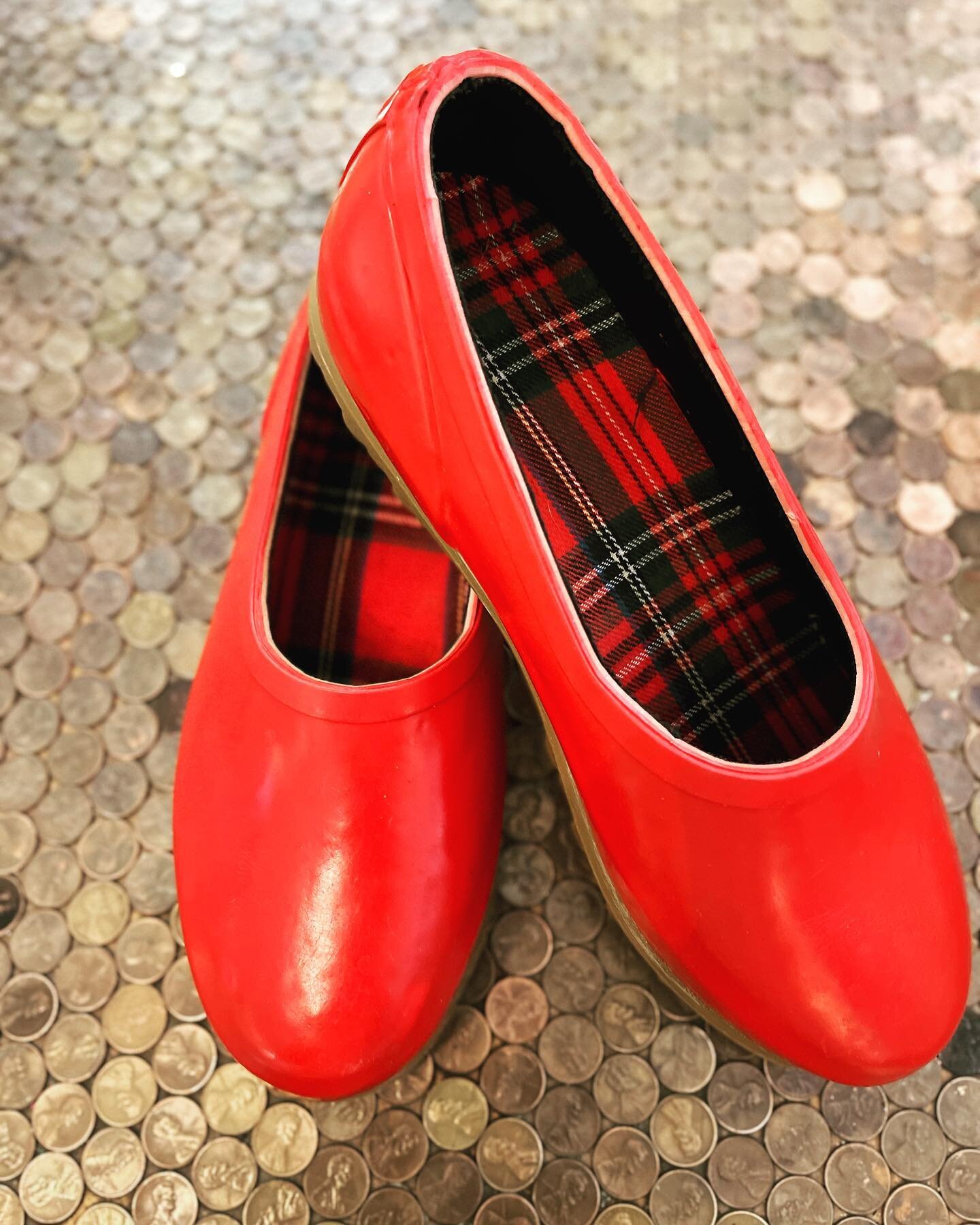 The time and place for red shoes? Always and anywhere.
.
.
.
.
.
.
.
#red #redshoes #plaid #brooksbrothers #vintage #secondhand #thrifted #shopsmall #shoplocalconnecticut  #secondhandfirst #secondhandfashion #bestofct #newmilfordct #downtownnewmilfor