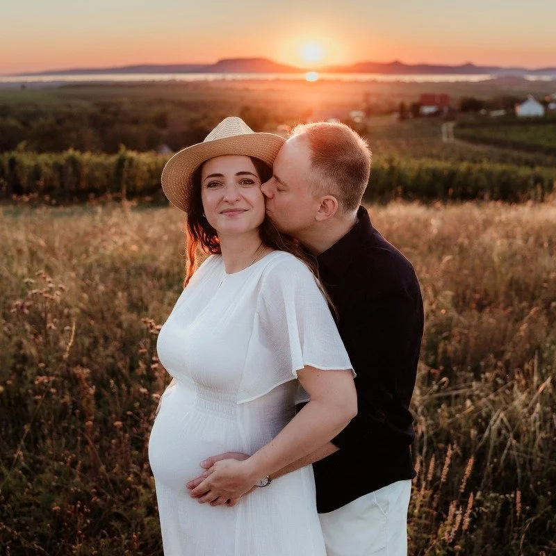 Nem v&eacute;letlen&uuml;l kedvencem a naplemente időszaka 🌅
 #kismamafot&oacute; #kismamafotozas #magyarfotosok #kismamafoto #mommytobe #balatonfotozas #kismamafot&oacute;z&aacute;s #mik #csaladifotozas #sunlensphoto