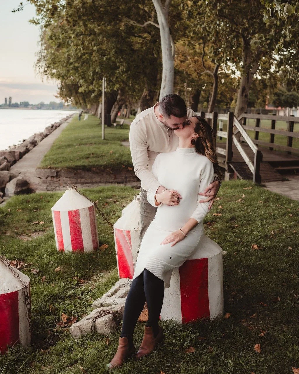 A Balaton-part ősszel is gy&ouml;ny&ouml;rű 🍂🐣🧡

 #csaladifotozas #balatonfotozas #kismamafotozas #kismamafot&oacute;z&aacute;s #kismamafoto #kismamafot&oacute; #mommytobe #sunlensphoto