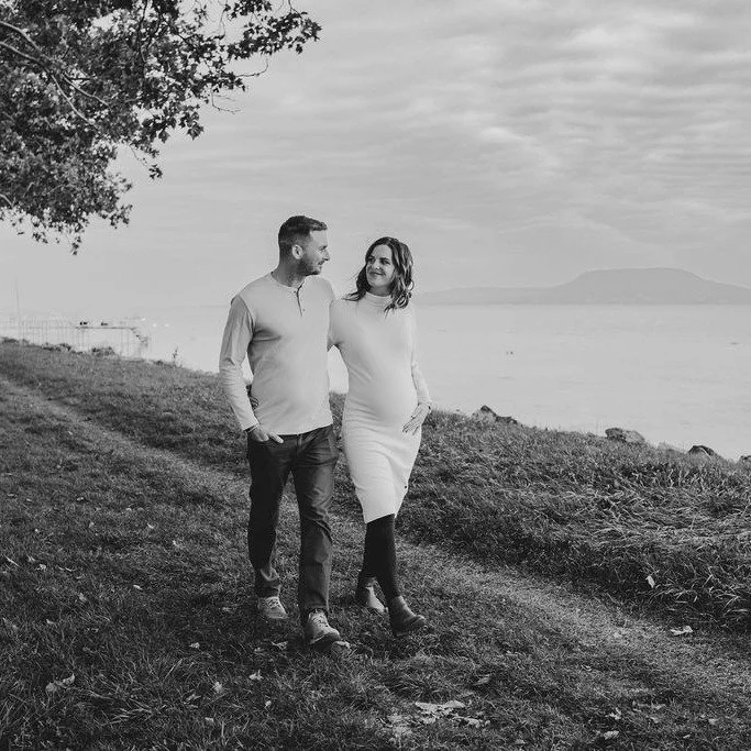 Tal&aacute;n nem t&uacute;lz&aacute;s azt &iacute;rnom, hogy az idei kedvenc kismam&aacute;m🥰
Zsuzsit m&aacute;r j&oacute;p&aacute;r &eacute;ve ismerem, j&oacute;g&aacute;ztam n&aacute;la a Balatonparton, majd pocakkal babav&aacute;r&aacute;s k&ouml