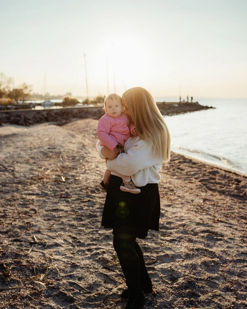 Anya-l&aacute;nya pillanatok ✨💛

 #anyasag #magyarfotosok #balatonfotozas #csal&aacute;dfot&oacute;z&aacute;s #csaladifotozas #lifestylefoto #sz&uuml;linapifot&oacute;z&aacute;s #1&eacute;veslett #1&eacute;vesfot&oacute;z&aacute;s #sunlensphoto