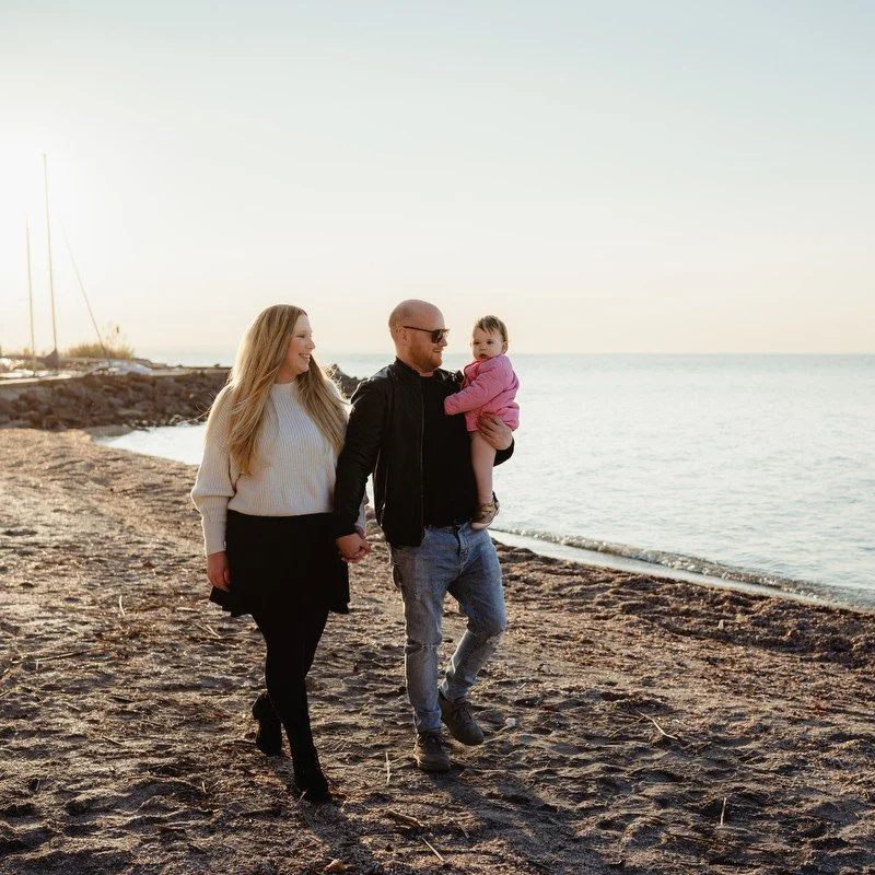 Az ősz utols&oacute; napsugarait haszn&aacute;ltuk ki Judit&eacute;kkal, hogy meg&ouml;r&ouml;k&iacute;ts&uuml;k Luca első sz&uuml;let&eacute;snapj&aacute;t a v&iacute;zpart csendes, aranysz&iacute;nű f&eacute;ny&eacute;ben. 🍂✨
Meghitt, mosolyg&oacu