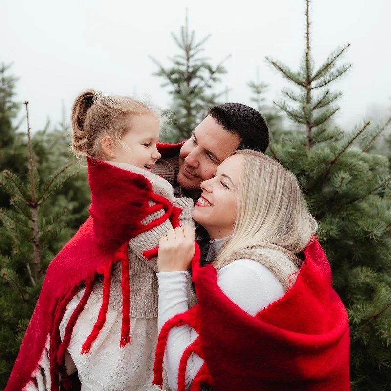 December elsej&eacute;n v&eacute;gre meg&eacute;rkezik az első kar&aacute;csonyi var&aacute;zslat a fenyvesből&hellip; ✨🎄
Betti&eacute;k csal&aacute;dj&aacute;val ind&iacute;tottam az &uuml;nnepi sorozatokat &ndash; a hűv&ouml;s &eacute;s k&ouml;d&o