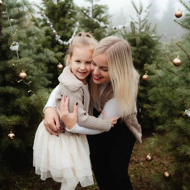 Hideg k&ouml;d,  meleg &ouml;lel&eacute;sek...ilyen egy szabadt&eacute;ri kar&aacute;csonyi fot&oacute;z&aacute;s 💛🎄

 #csal&aacute;dfot&oacute;z&aacute;s #kar&aacute;csonyifot&oacute;z&aacute;s #balatonfotozas #csaladifoto #csaladifotozas #karacso