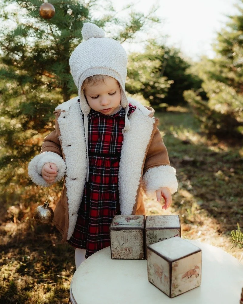 Egy igazi erdei kisman&oacute; &eacute;rkezett hozz&aacute;m Ol&iacute;via szem&eacute;ly&eacute;ben. 💕
Pihe-puha sapk&aacute;j&aacute;val &eacute;s csillog&oacute; mosoly&aacute;val beragyogta a fenyvest. ✨🎄

 #balatonfotozas #csaladifotozas #csal