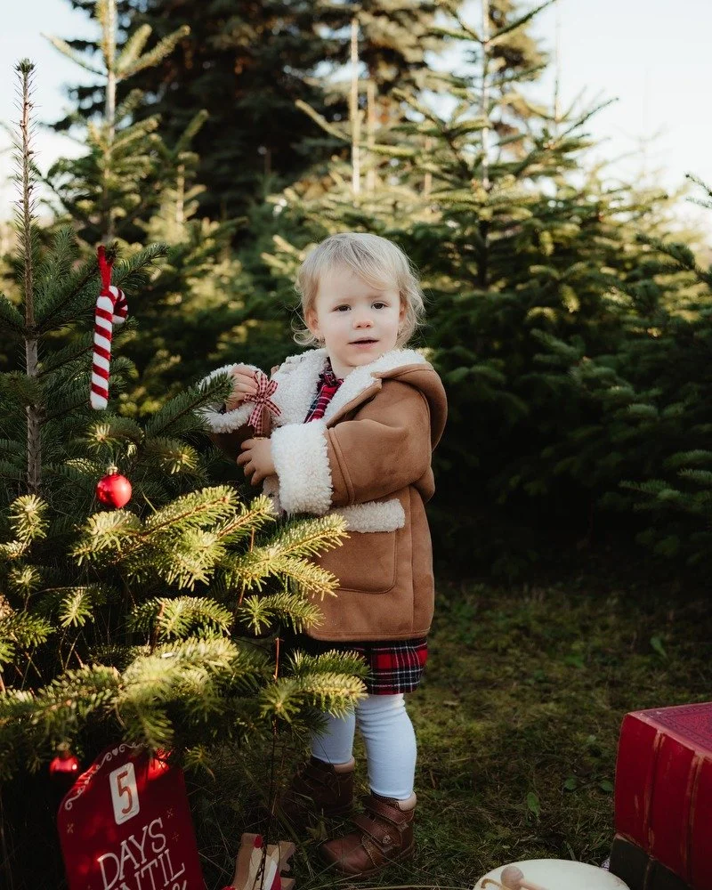 J&aacute;t&eacute;k, m&oacute;ka &eacute;s kacag&aacute;s 💕
Persze nem mindig indul felhőtlen&uuml;l a fot&oacute;z&aacute;s, hiszen a gyerekek sincs mindig j&oacute; kedve, de a v&eacute;g&eacute;re mindig tal&aacute;lunk valami olyan dolgot, ami e