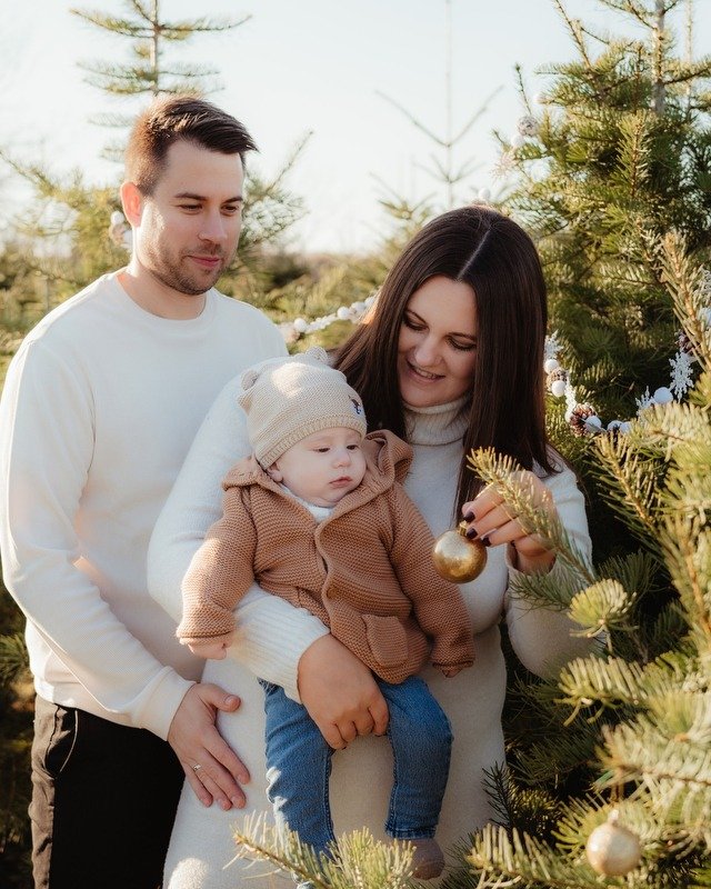 Zente első kar&aacute;csonya 🤎🤍💛

 #csaladifotozas #karacsonyifotozas #balatonfotozas #csaladifoto #kar&aacute;csonyifot&oacute;z&aacute;s #csal&aacute;difot&oacute;s #csal&aacute;dfot&oacute;z&aacute;s #sunlensphoto