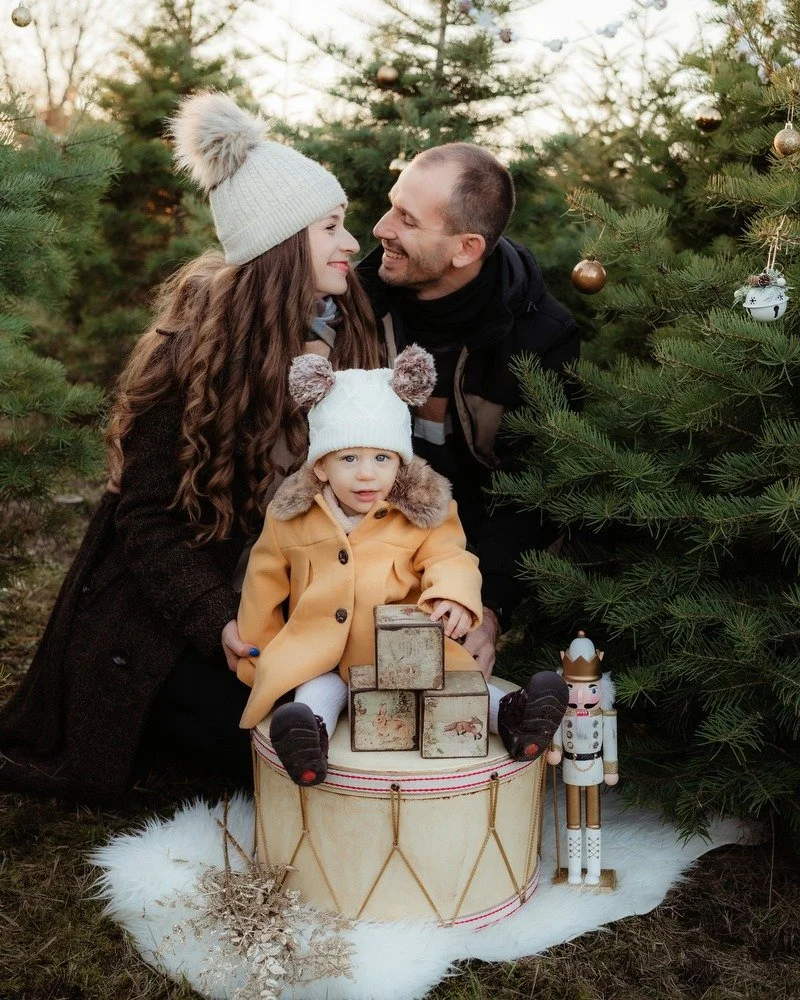 Egy igazi huncut mosolyman&oacute;, Fl&oacute;ra kar&aacute;csonyra k&eacute;sz&uuml;lődős pillanatai ✨💛🤍

 #magyarfotosok #balatonfotozas #csaladifoto #csal&aacute;dfot&oacute;z&aacute;s #karacsonyifotozas #csaladifotozas #csal&aacute;difot&oacute