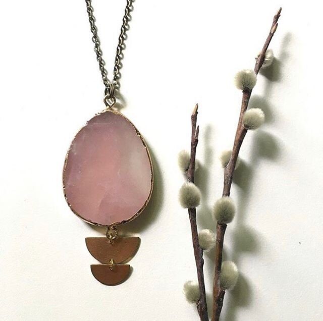 Rose quartz necklace from @maidenperras is elegant, soft and powerful. ❤️
#fernie #downtownfernie #maidenperras #jewelry #necklace #rosequartz #artistrunspace #fernieartscoop