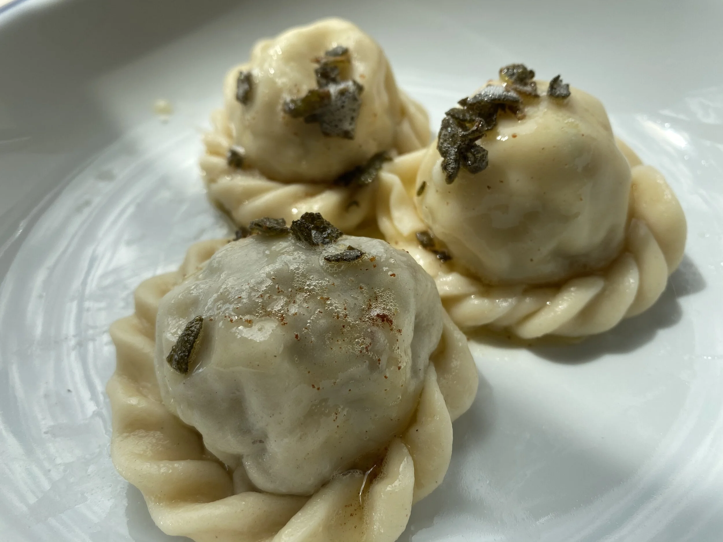 2 Kärntner Kasnudeln  mit Salbeibutter (vegetarisch)