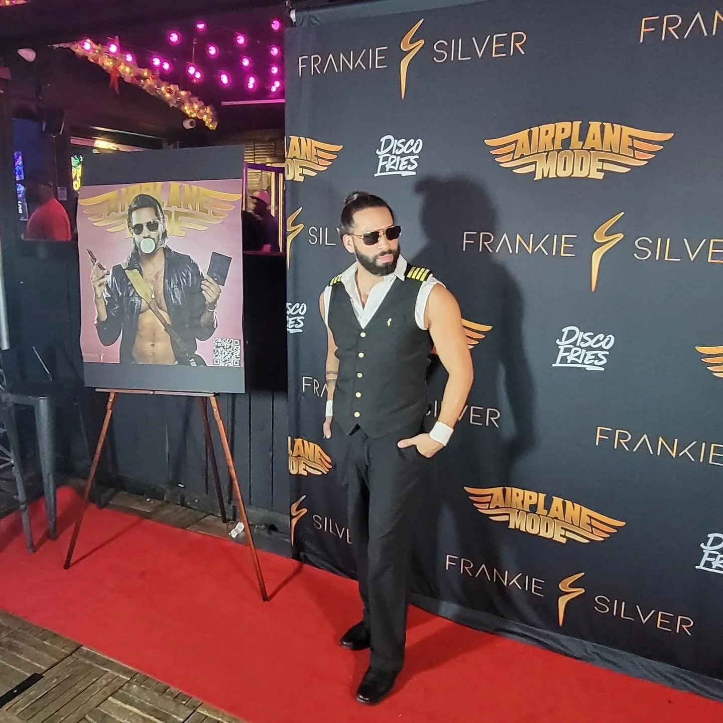 one week since the Airplane Mode (Disco Fries Remix) came out and another music video on the way 🕺🙌

I am incredibly thankful for these guys and the ability to create art with my friends&hellip;go listen if you haven&rsquo;t yet!

#discofries #indu