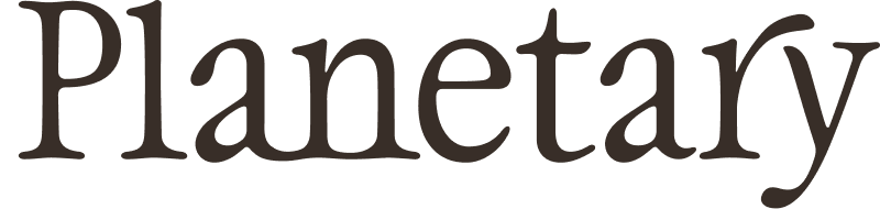 Billed med teksten 'Planetary' i stor, mørk tekst på en lys baggrund