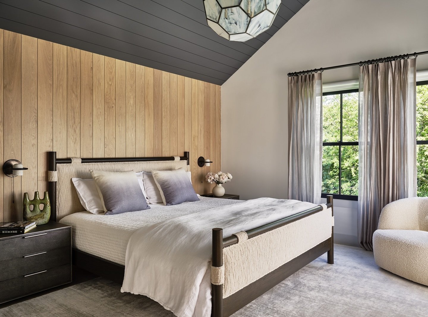 In the primary bedroom of our Glover Street project, everything slows down. A soft palette of earth tones wraps the space in tranquility, while a light woven rug adds just the right touch of warmth underfoot.  #AliciaMurphyDesign⁠
⁠
Builder: @demarco