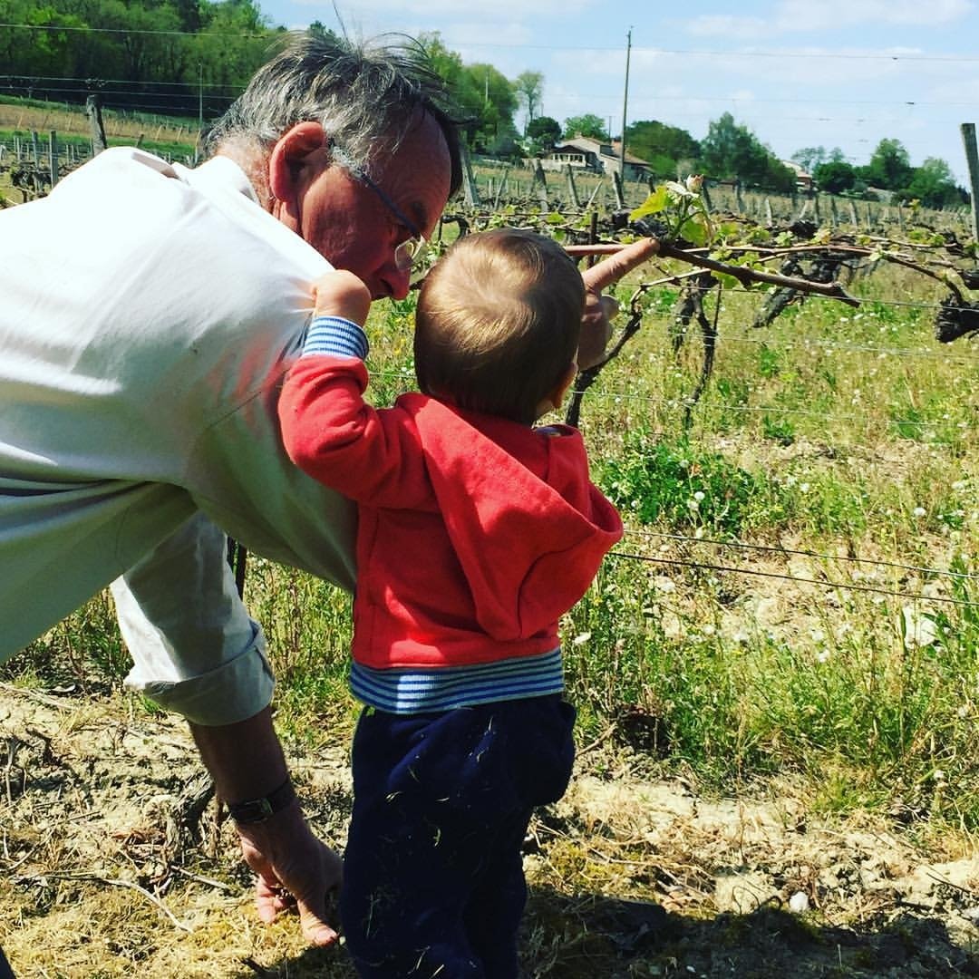 Bordeaux_Chateau Cleyrac_Vignobles Coudert_grandpa explaining nature to his grandson_2017.jpg