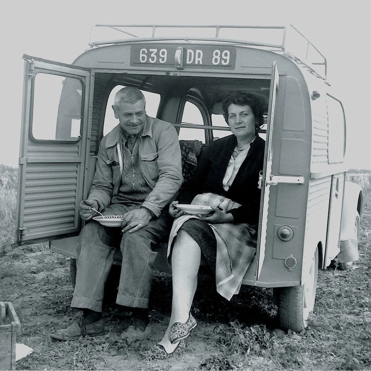France_Chablis_Michel Laroche et ses enfants_Madeleine & Henri Laroche Vendanges 1961.jpg