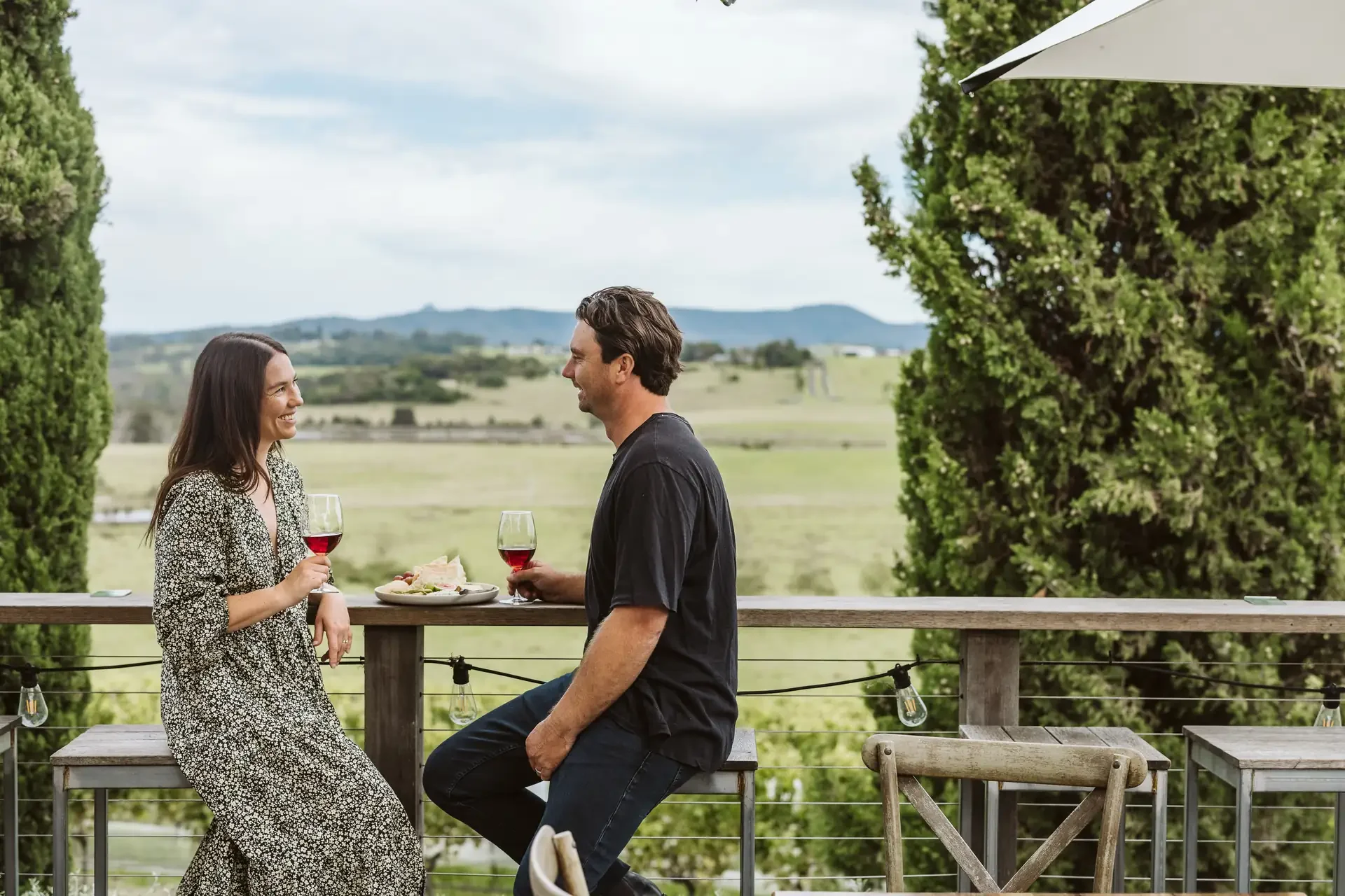 cupitts-estate-couple-dining-vineyard-view.webp